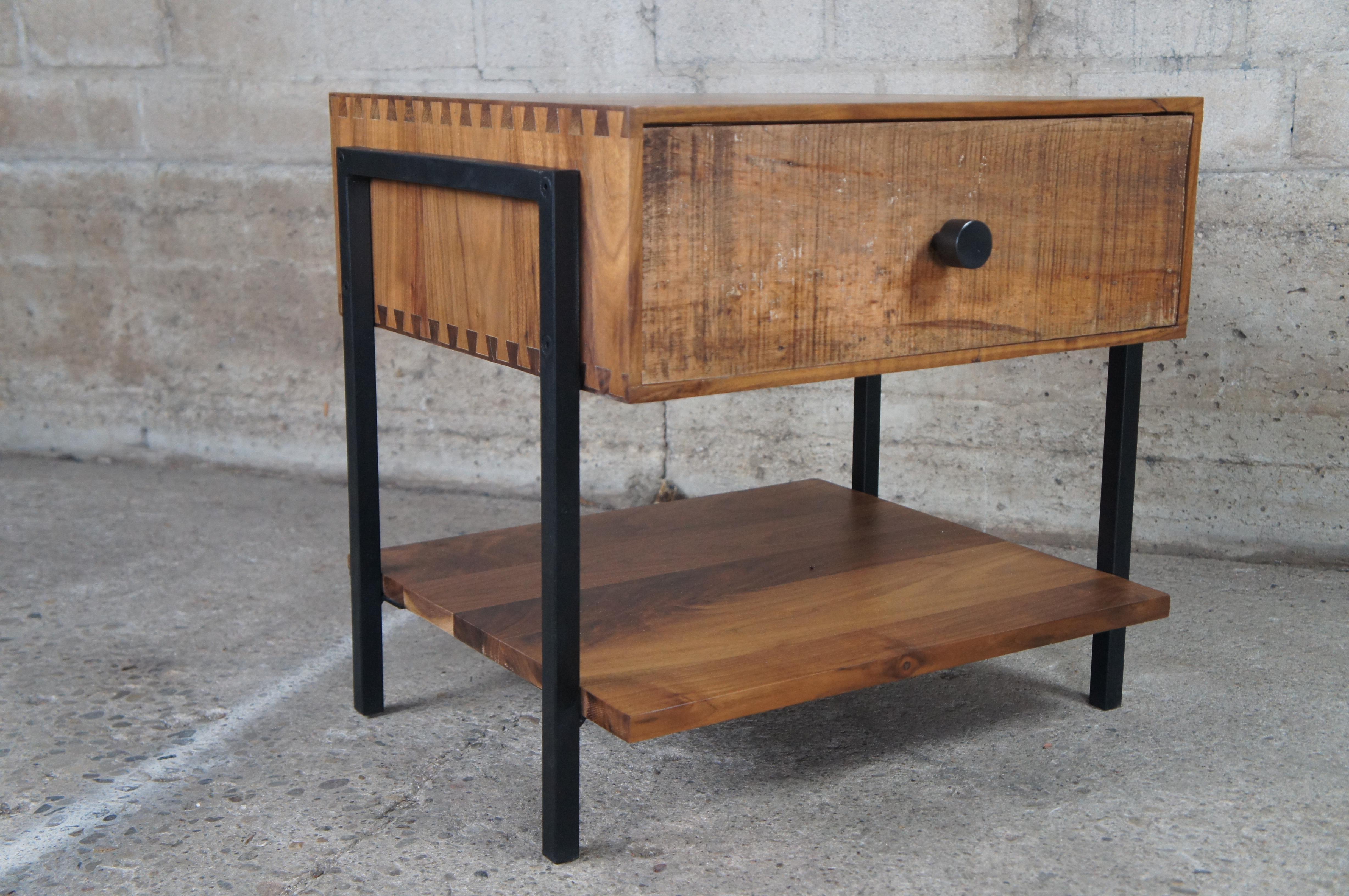 Crate & Barrel Peroba Moderner Nachttisch/Beistelltisch aus schwarzem Nussbaum und Stahl aus Stahl und Atwood im Angebot 8