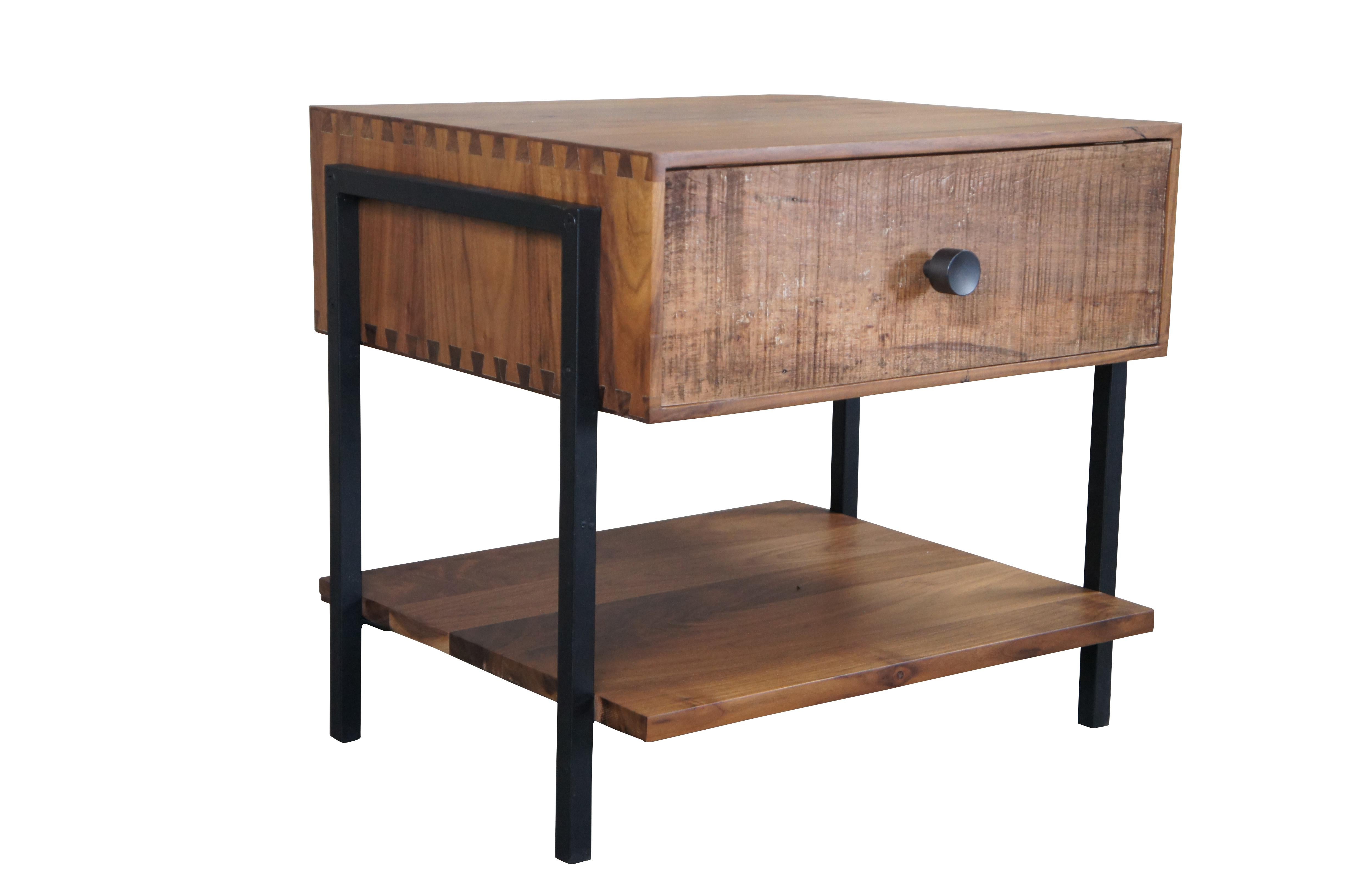 Moderne Crate & Barrel Peroba Noyer noir et acier Atwood Table de nuit moderne Table d'extrémité en vente
