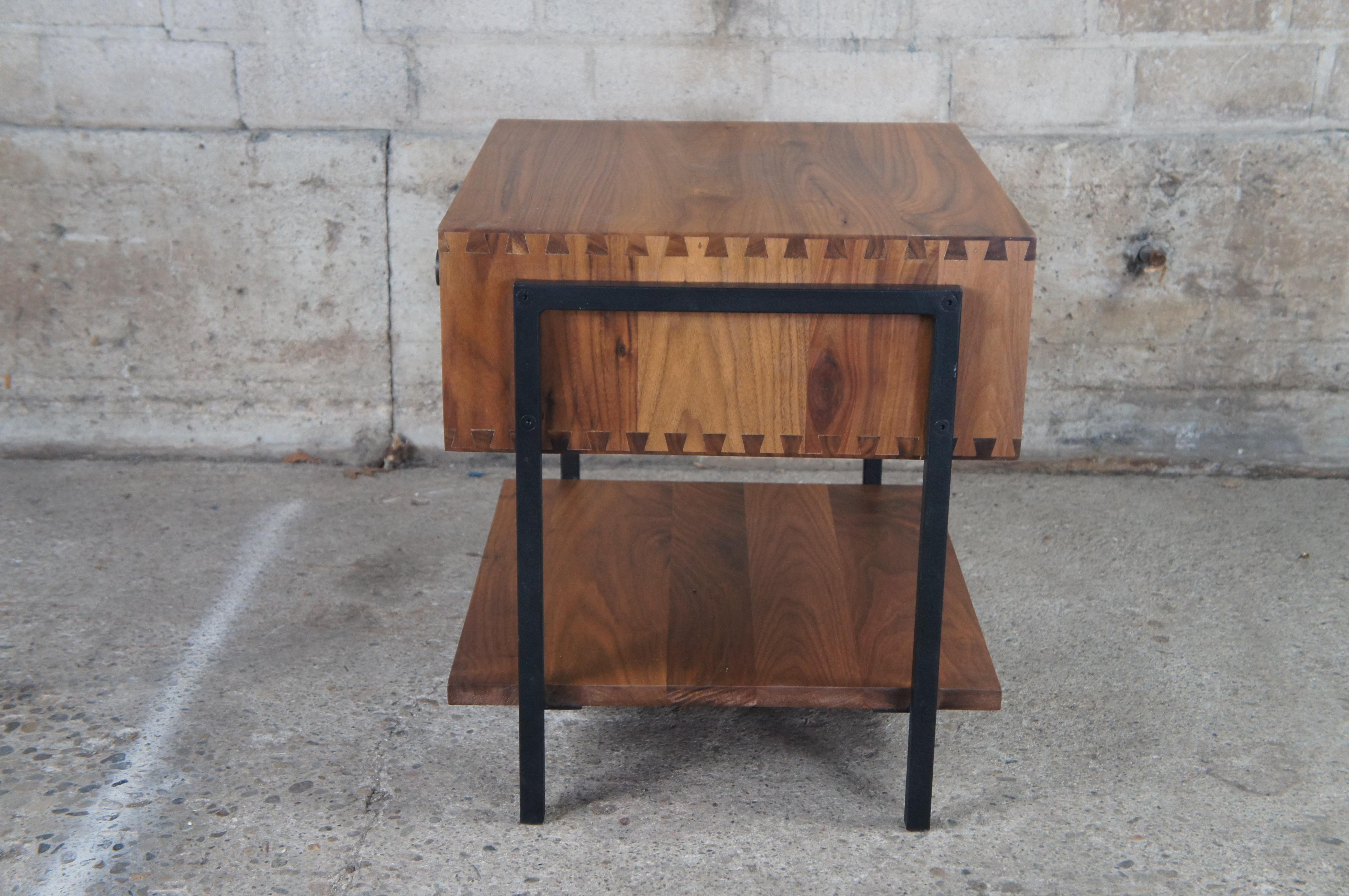 Crate & Barrel Peroba Moderner Nachttisch/Beistelltisch aus schwarzem Nussbaum und Stahl aus Stahl und Atwood im Angebot 2