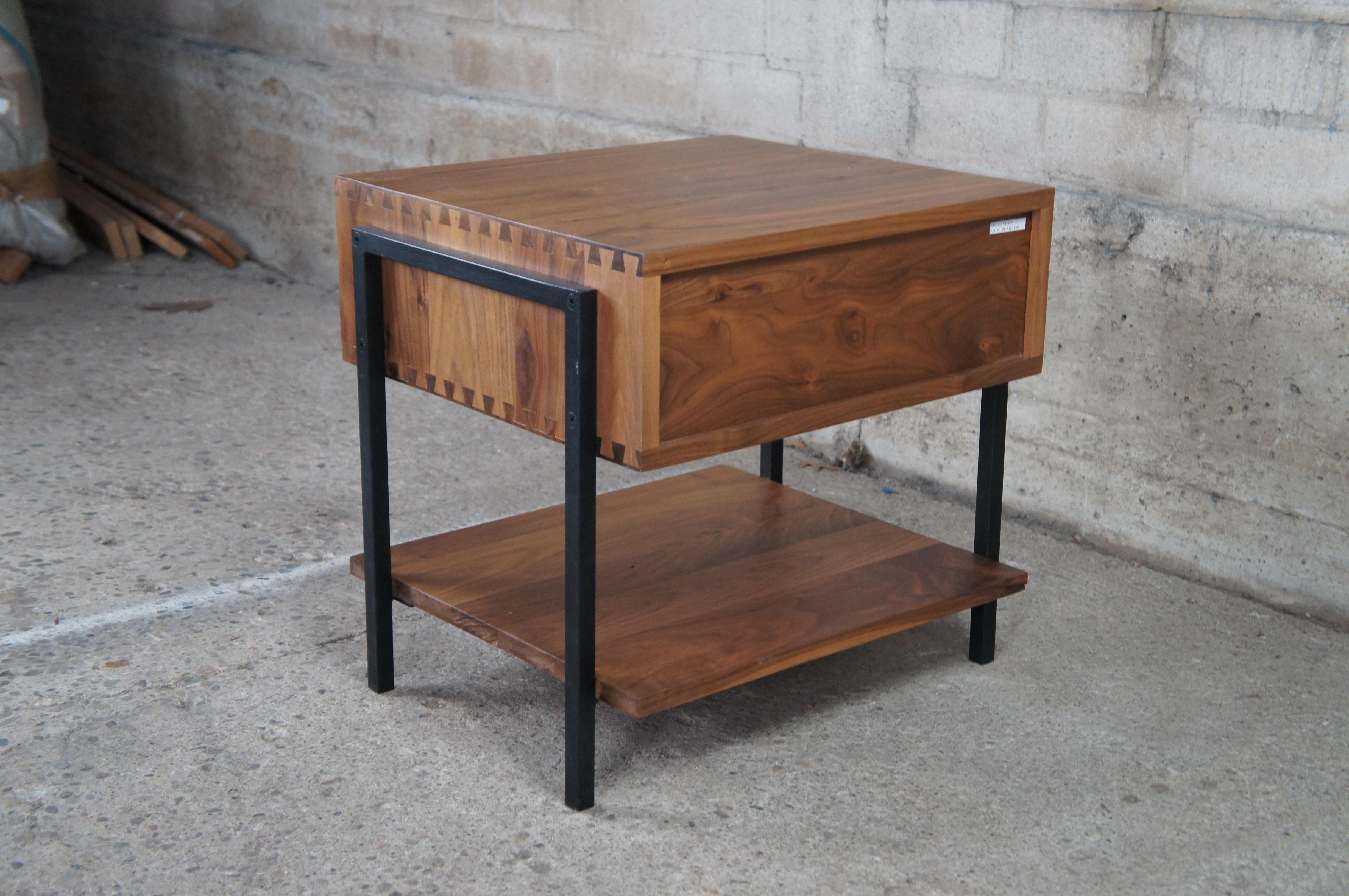 Crate & Barrel Peroba Moderner Nachttisch/Beistelltisch aus schwarzem Nussbaum und Stahl aus Stahl und Atwood im Angebot 3