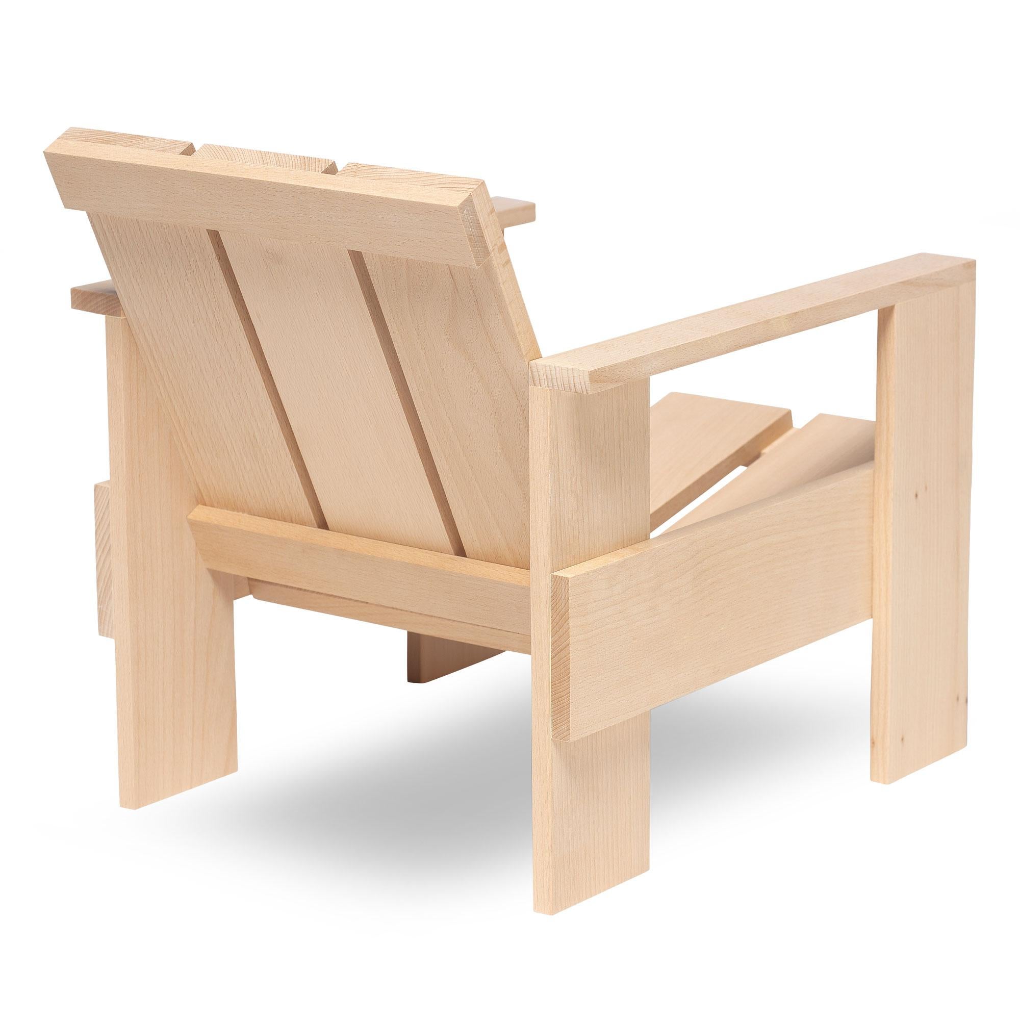 Der Kistenstuhl in Buche natur von Gerrit Rietveld ist ein typischer Rietveld-Stuhl. Sein erstes Kistenmöbel stammt aus dem Jahr 1934 und wurde aus recyceltem Kistenholz hergestellt. Er stellte diese Stücke zunächst selbst her und verkaufte sie