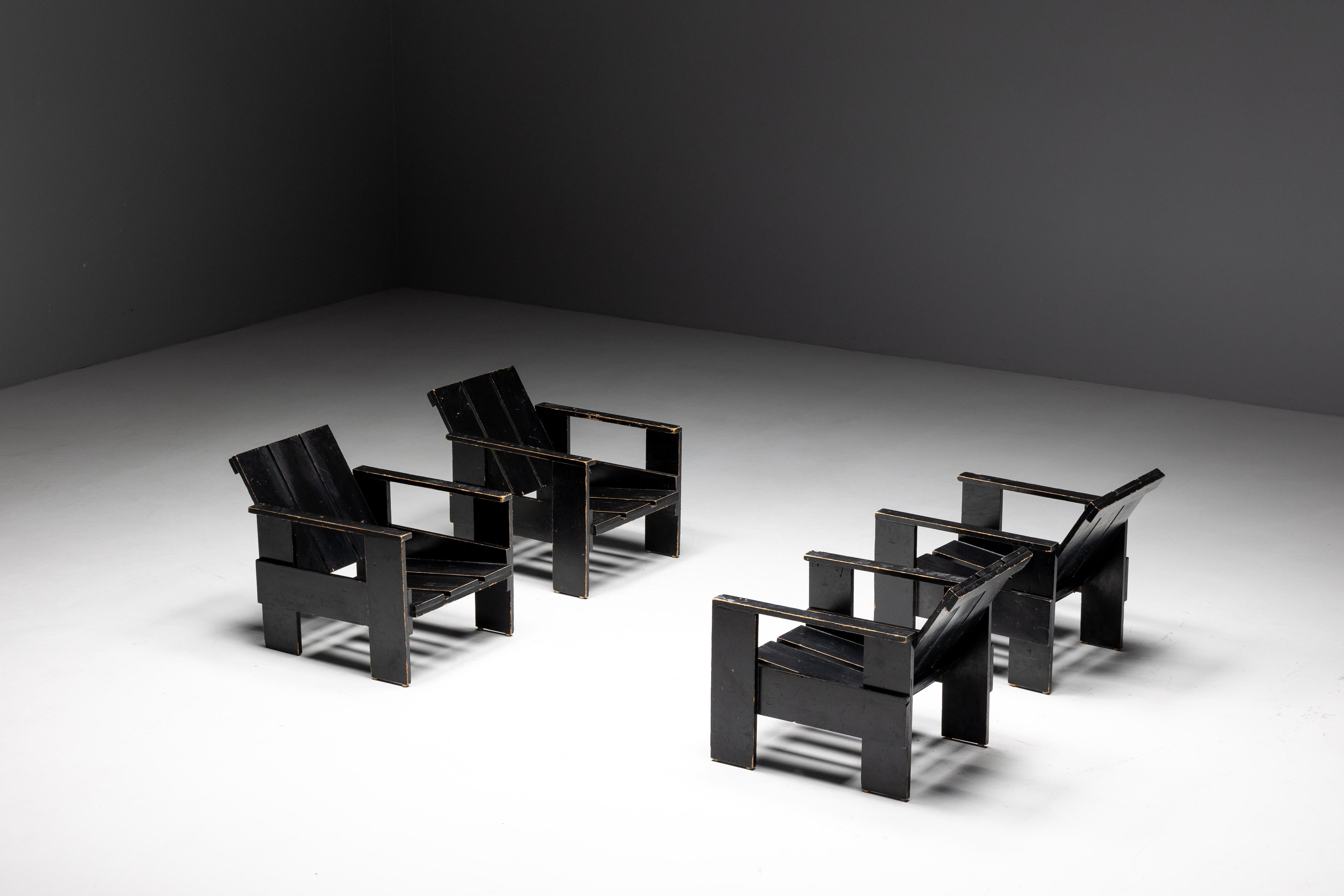 Die schwarzen Kistenstühle von Gerrit Rietveld, die um 1960 in den Niederlanden hergestellt wurden, sind ein Zeugnis von Rietvelds avantgardistischem Ansatz im Möbeldesign. Als Pionier der De Stijl-Bewegung revolutionierte Rietveld mit seinen