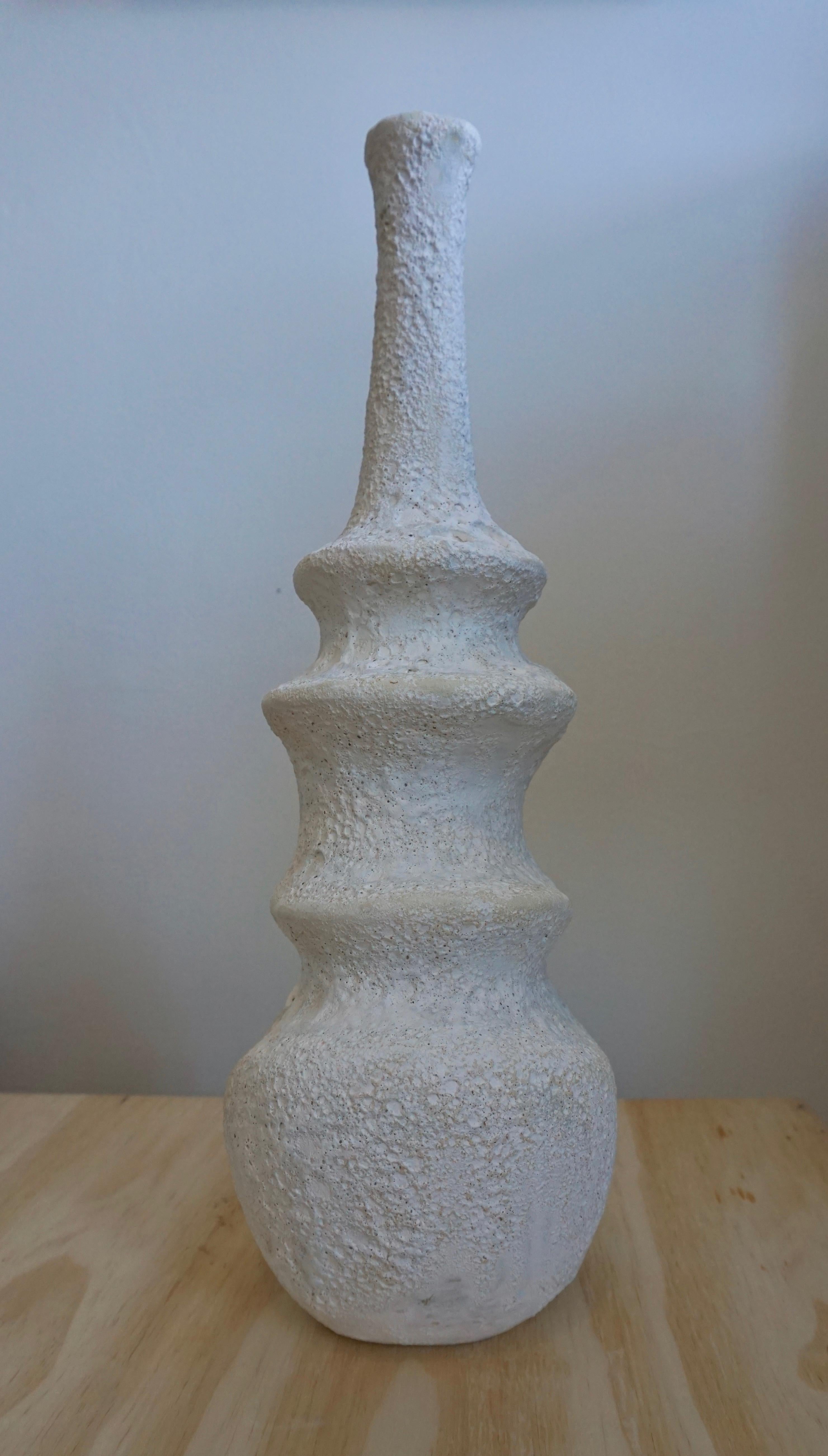 Crater-Vase II von Kate Butler
Abmessungen: 15,5 x 5,5 x 4,5 Zoll
MATERIALIEN: Handgeformte, glasierte Töpferware

Kate Butler ist Schriftstellerin und Künstlerin und arbeitet hauptsächlich mit Zeichnungen und Keramik. Ihre Skulpturen beschreiben