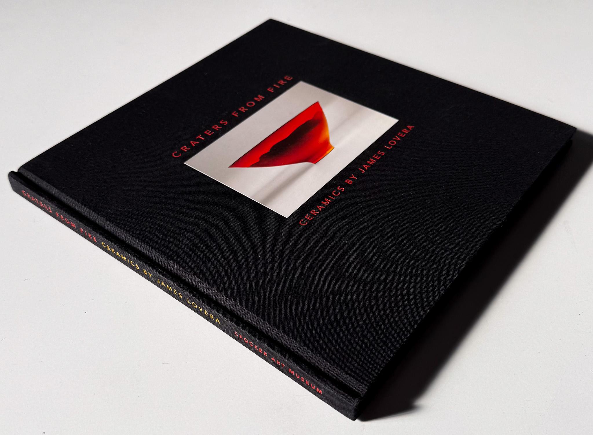 Catalogue publié à l'occasion d'une exposition de céramiques de James Lovera qui s'est tenue au Crocker Art Museum de Sacramento, CA, du 22 juillet au 8 octobre 2006. Lovera (1920-2015) était une potière californienne qui a étudié à la California