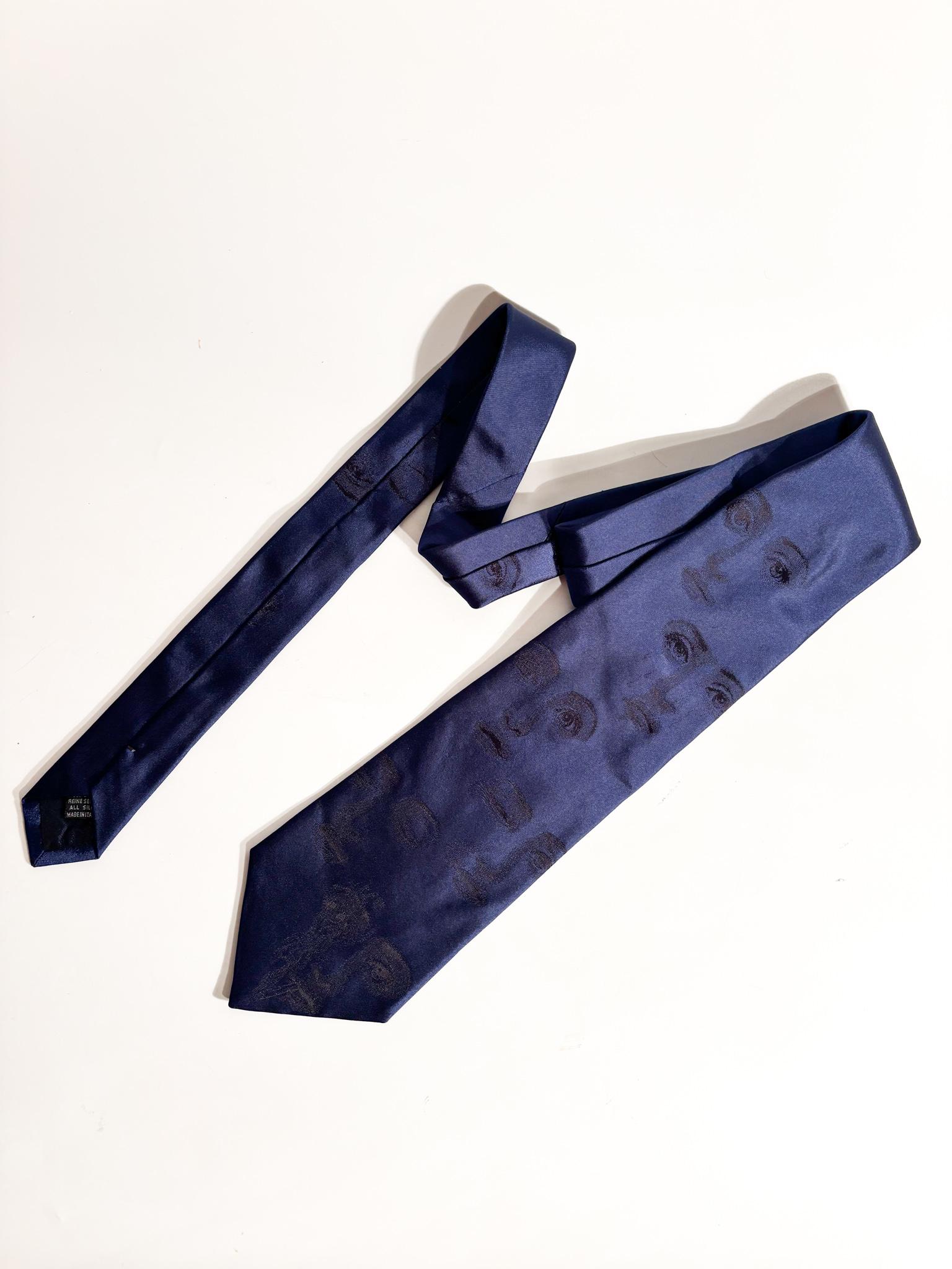 Cravatta in seta di Piero Fornasetti, realizzata negli anni '60

Fornasetti è un marchio italiano di design di lusso fondato da Piero Fornasetti nel 1940. Il marchio produce una vasta gamma di prodotti, tra cui mobili, carta da parati, lampade,