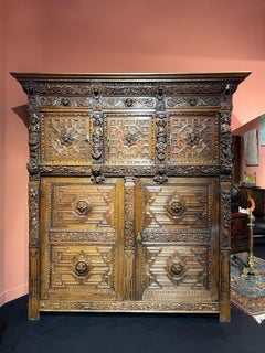 Credenza Ribbank in legno di quercia intagliato e modellato