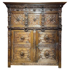 Credenza Ribbank in legno di quercia intagliato e modellato