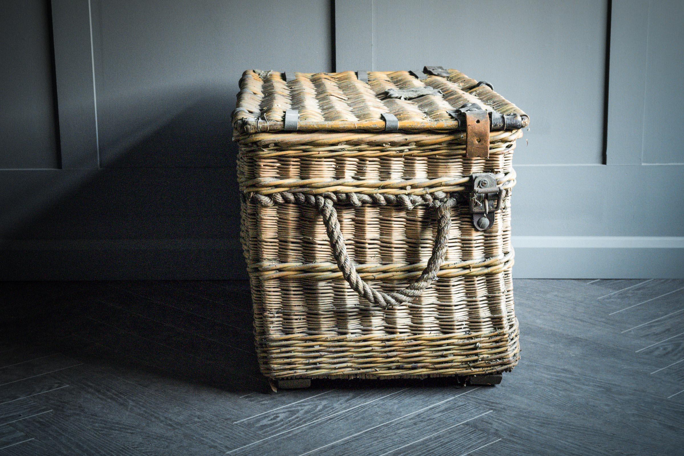 Cravens Wicker Laundry Basket In Good Condition For Sale In Alton, GB