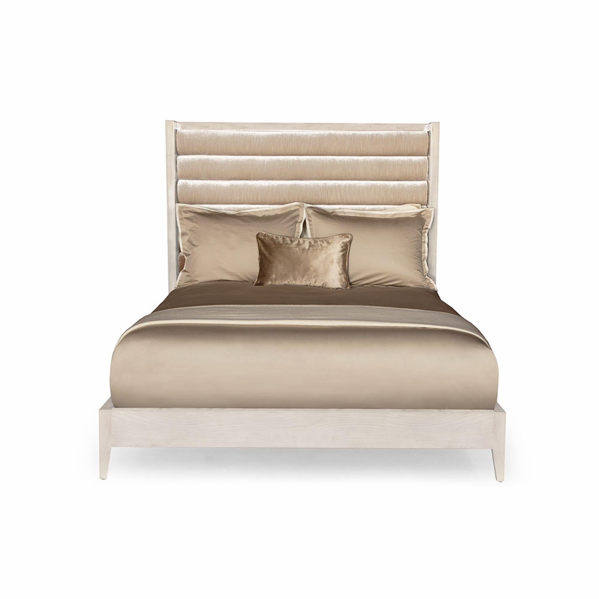 Das Crawford-Bett ist ein stilvolles und schickes Bett für das Schlafzimmer. Mit seinem horizontalen, getufteten Kopfteil, den konisch zulaufenden Beinen und dem blush gebeizten Holz bietet dieses Bett luxuriösen Komfort und strahlt gleichzeitig