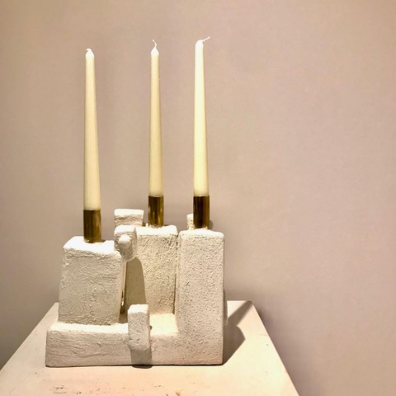 Cray Candle 3 candele di Frederic Texier
Dimensioni: L 25 x P 17 x H 25 cm. 
Materiali: Calcestruzzo rivestito di calce e cemento. Parte metallica: ottone. 
Colore: Cray.

L'artista Frédéric Texier esprime la sua passione per l'artigianato