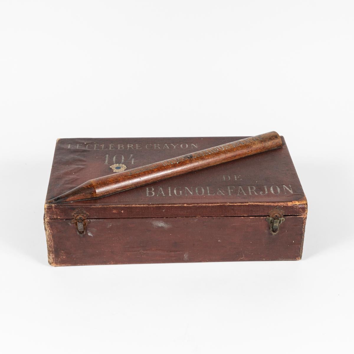 Boîte à crayons en cuir d'Angleterre, vers 1900. Cette pièce comporte un crayon de bois sculpté sur le couvercle, et porte la mention 