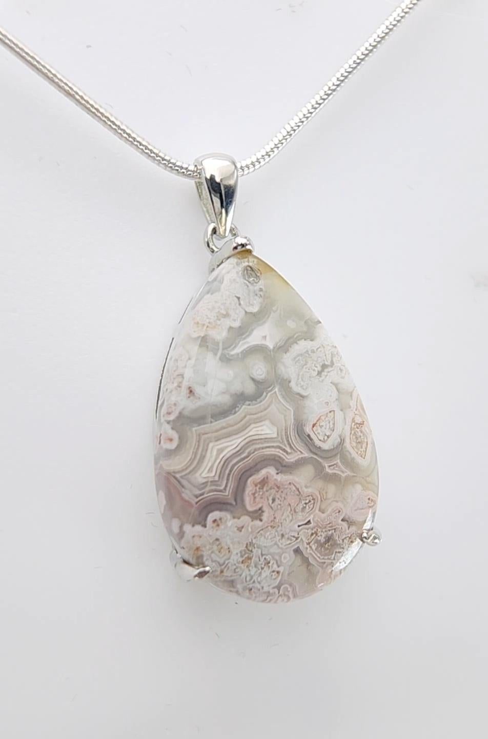 Taglio a goccia Ciondolo con cabochon di agata Crazy Lace in argento 925 in vendita