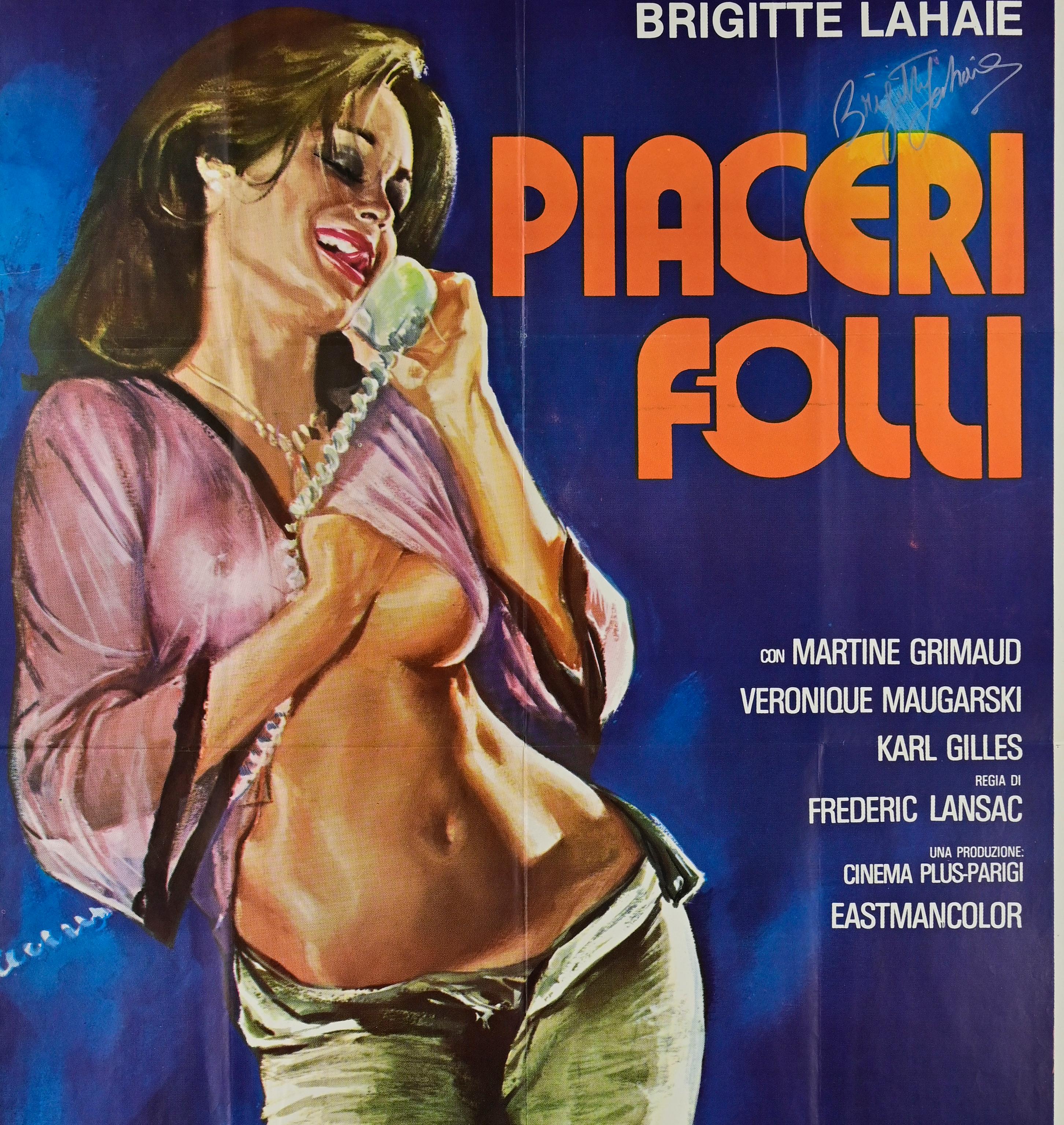 Vintage By Poster


Italienisch 2-Foglio (39 × 55 Zoll), Cinema Plus.
In der Hauptrolle: Brigitte Lahaie. Erotisches Genre-Plakat mit gemalter Illustration von Lahaie am Telefon. Gefaltet. Zustand: B+, mit Autogramm auf dem Plakat (Brigitte Lahaie).