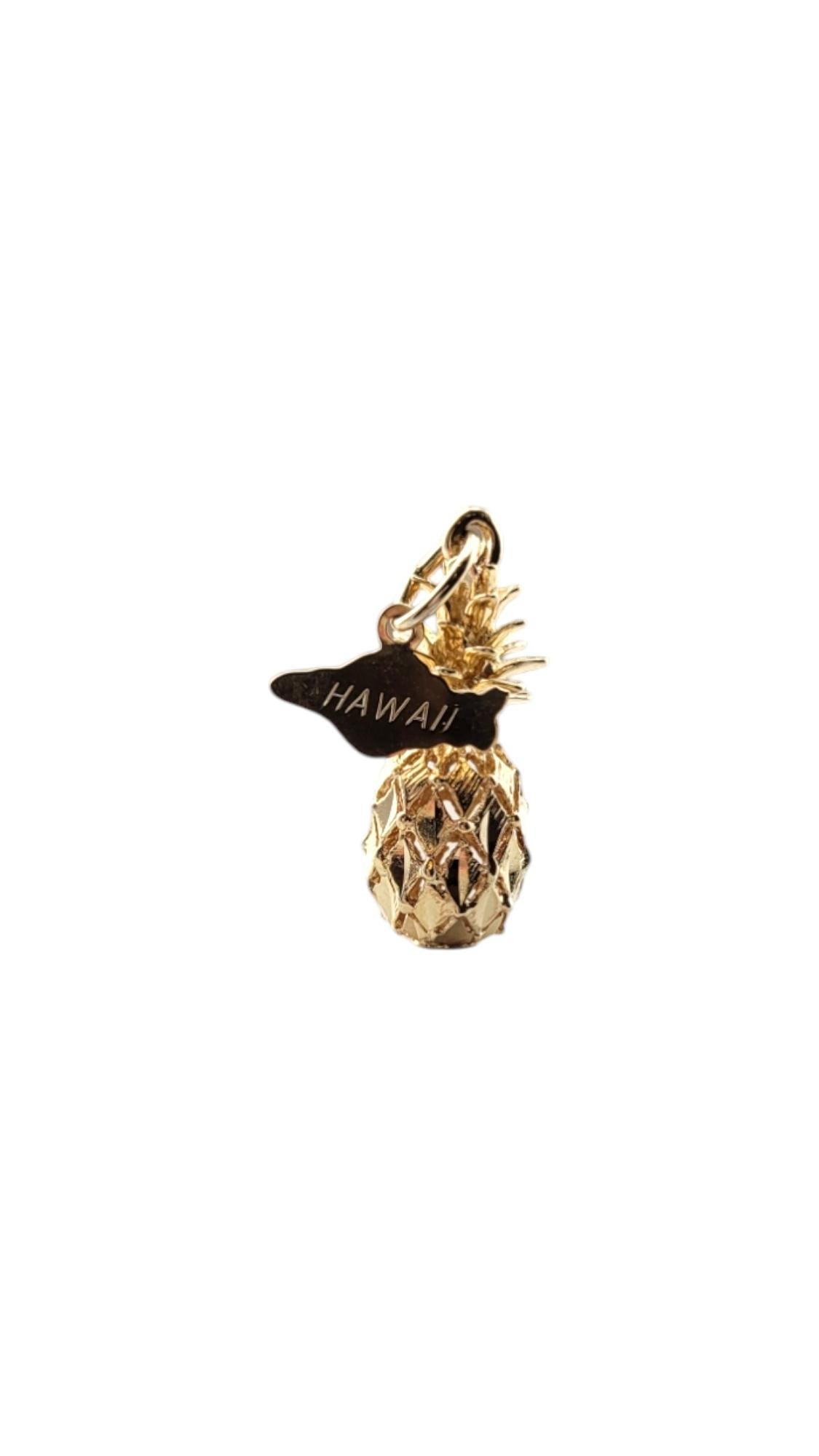 Charm in oro giallo 14k con ananas delle Hawaii e finitura con taglio a diamante

Questo charm a forma di ananas in oro giallo 14K è caratterizzato da un bellissimo disegno dettagliato che simboleggia calore e ospitalità. Perfetto per chi ama le