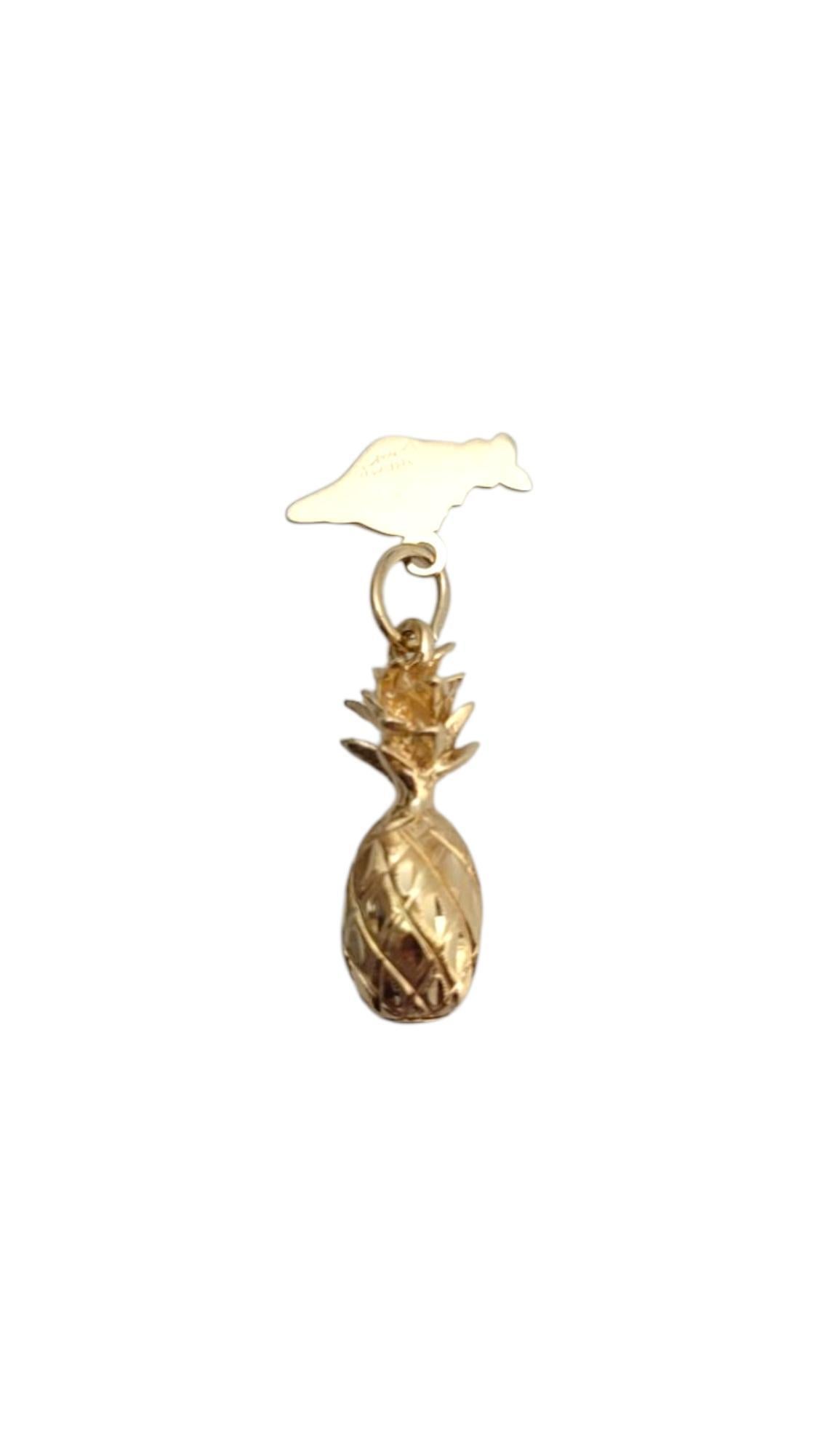 Crea 14 Karat Yellow Gold Hawaii Pineapple Charm

This charm adds a touch of tropical sweetness to any jewelry collection. Meticulously detailed in 14K Yellow Gold, this piece depicts a gorgeous pineapple.

Size: 20.2 mm X 7.4 mm X 7.3 mm

Weight: