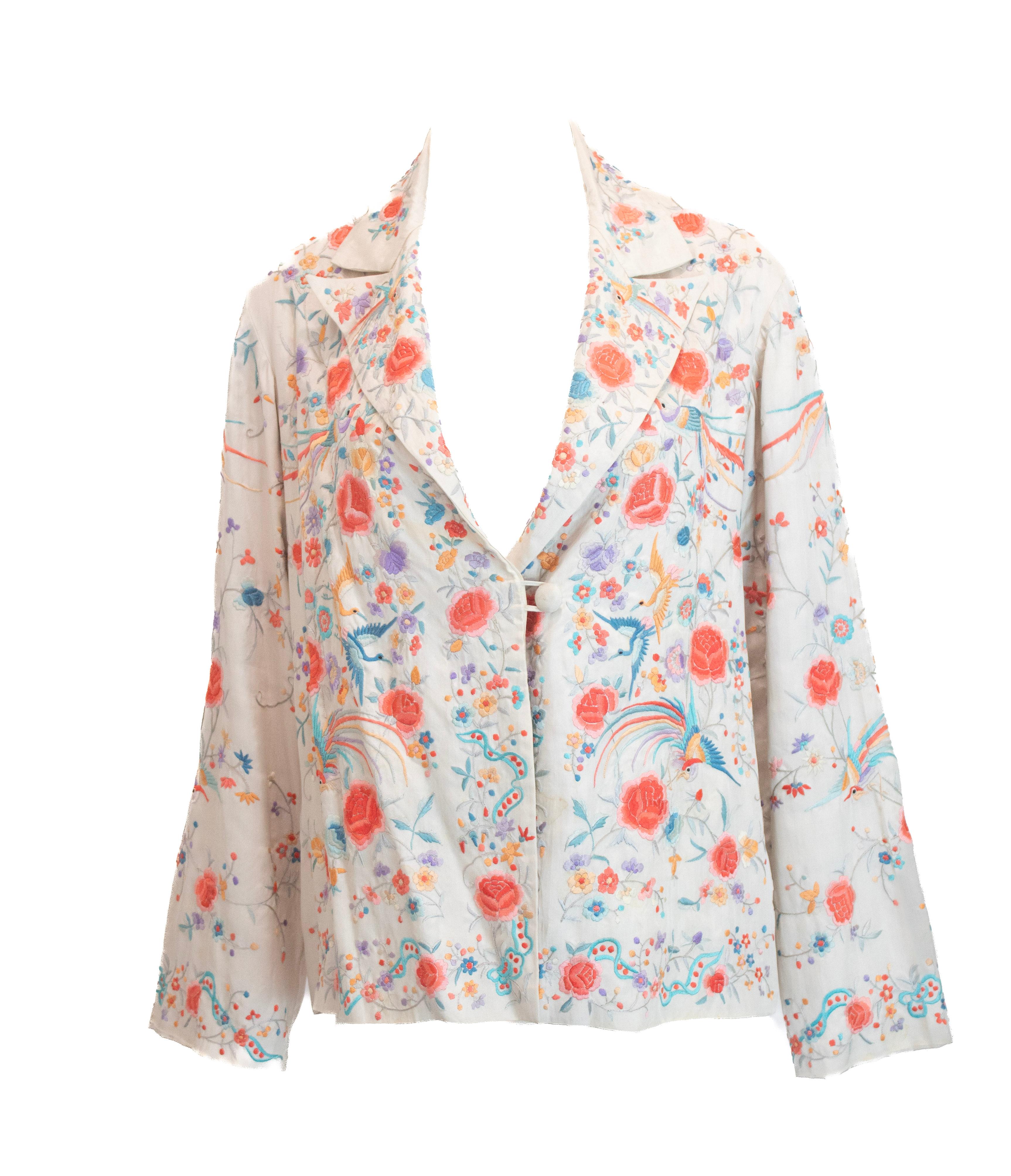 Questo blazer anni '40 in seta color crema presenta un vivace ricamo floreale che aggiunge un tocco raffinato a qualsiasi ensemble. Realizzato in seta pregiata, offre una sensazione di lusso e un drappeggio sofisticato, rendendolo una scelta ideale