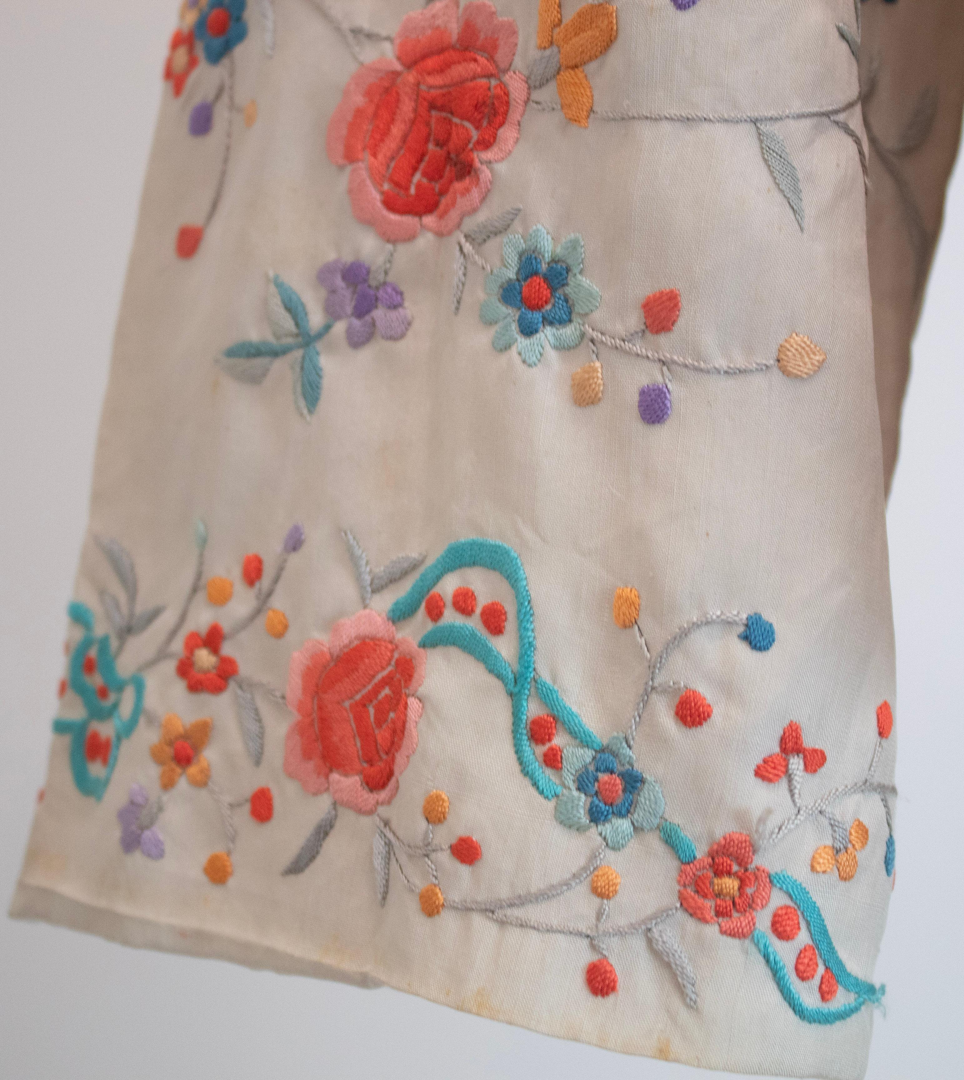 Donna Blazer in seta ricamato a fiori color crema degli anni '40 in vendita