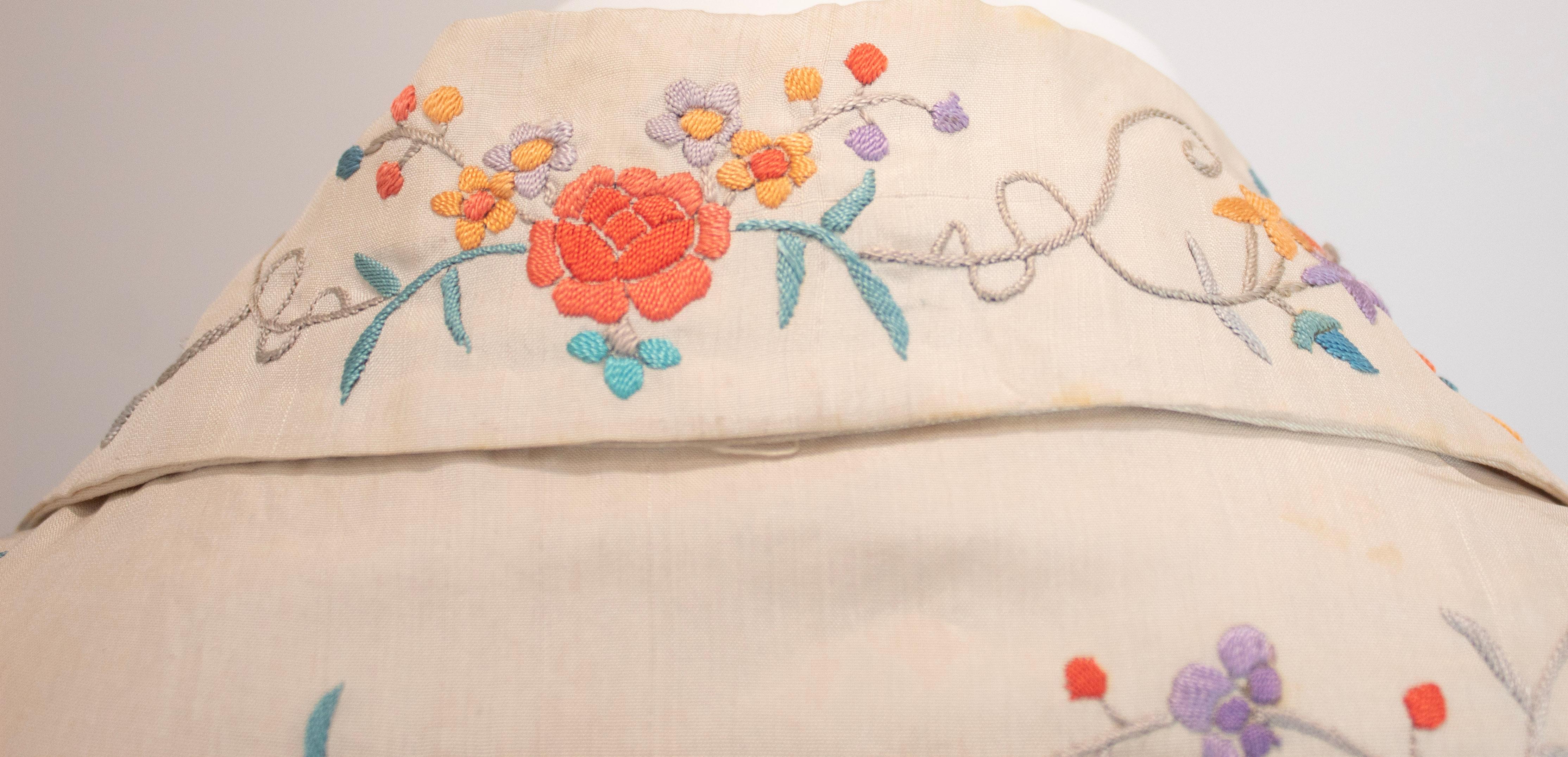 Blazer in seta ricamato a fiori color crema degli anni '40 in vendita 3