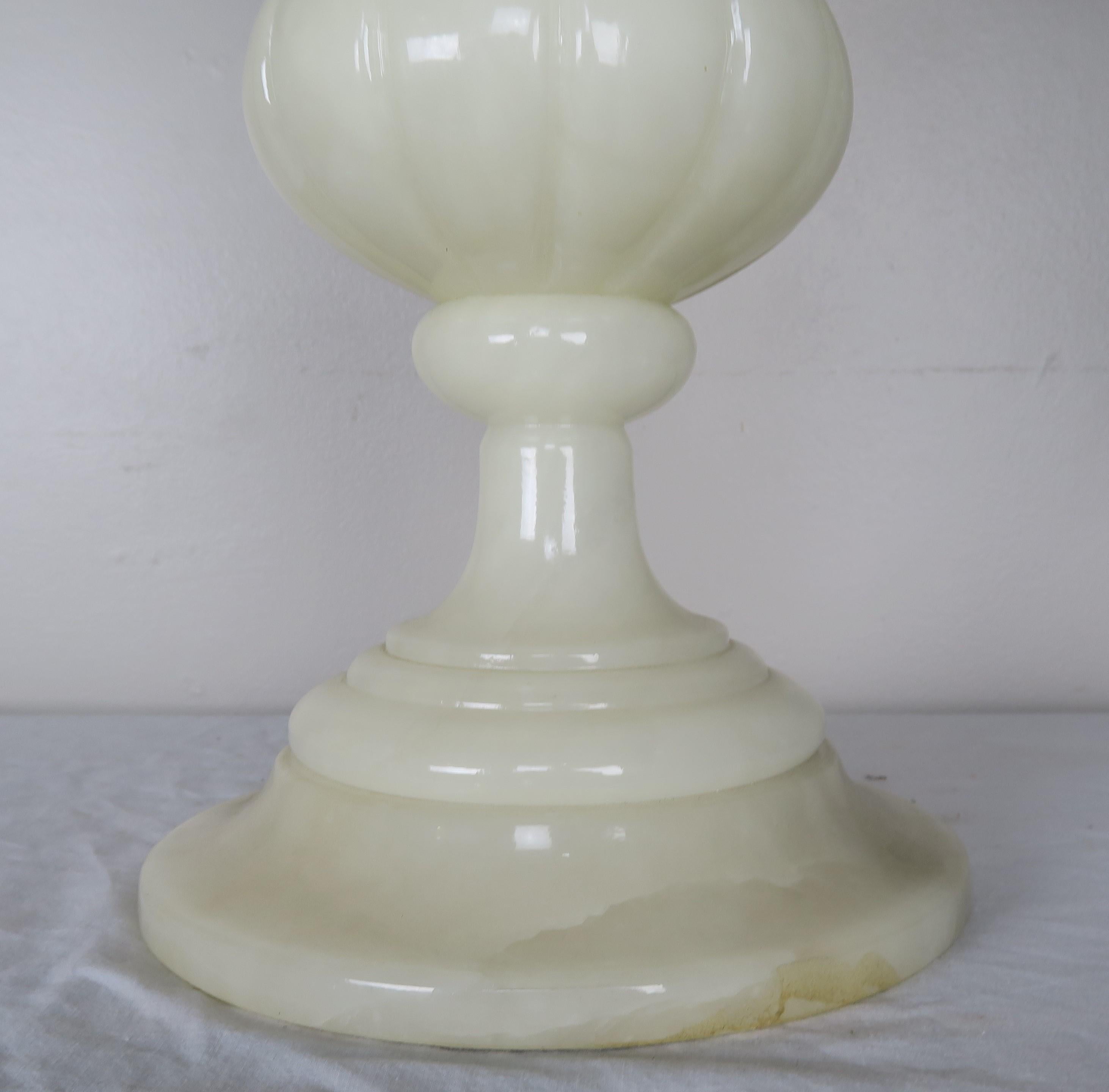 Mid-Century Modern Paire de lampes en forme d'urne en albâtre crème avec abat-jour en parchemin peints à la main en vente