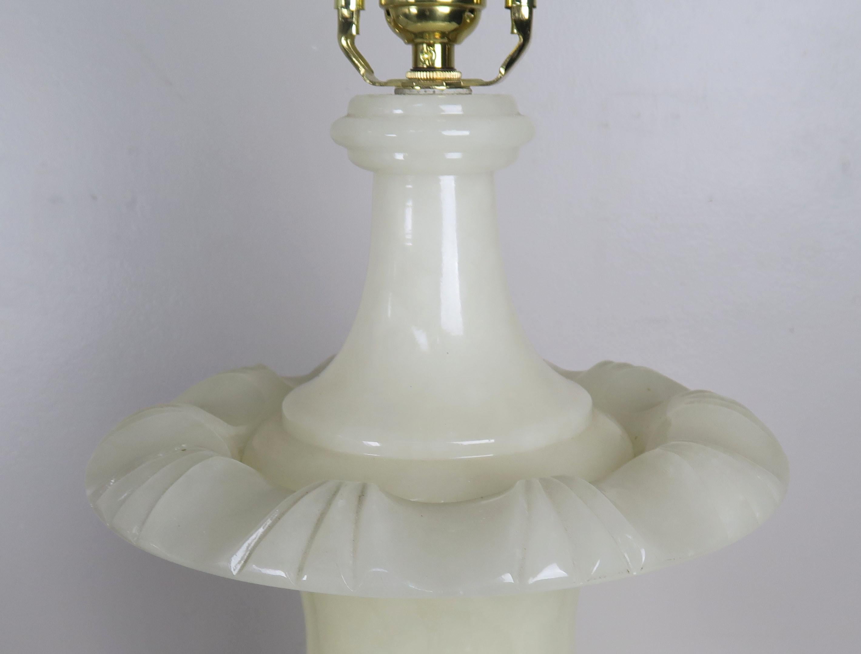 20ième siècle Paire de lampes en forme d'urne en albâtre crème avec abat-jour en parchemin peints à la main en vente
