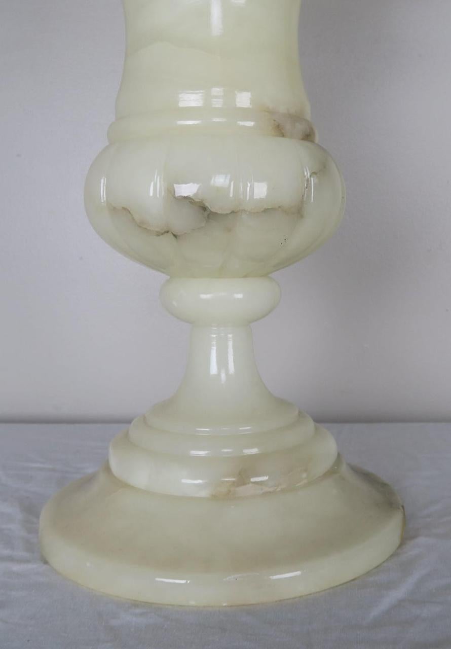 XX secolo Lampade a forma di urna in alabastro color crema con paralumi in pergamena dipinti a mano, coppia in vendita