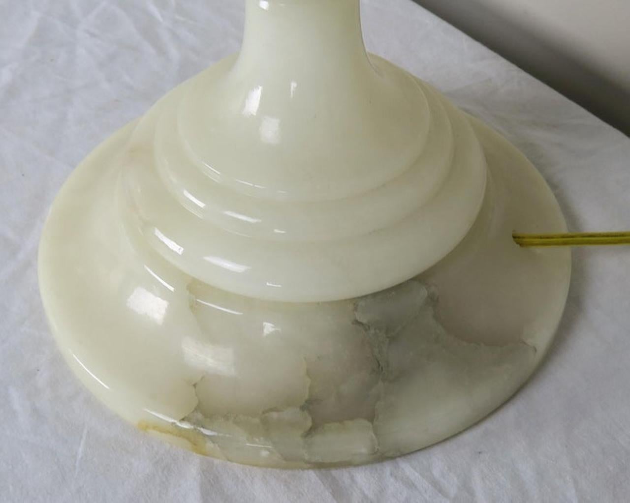 Alabastro Lampade a forma di urna in alabastro color crema con paralumi in pergamena dipinti a mano, coppia in vendita