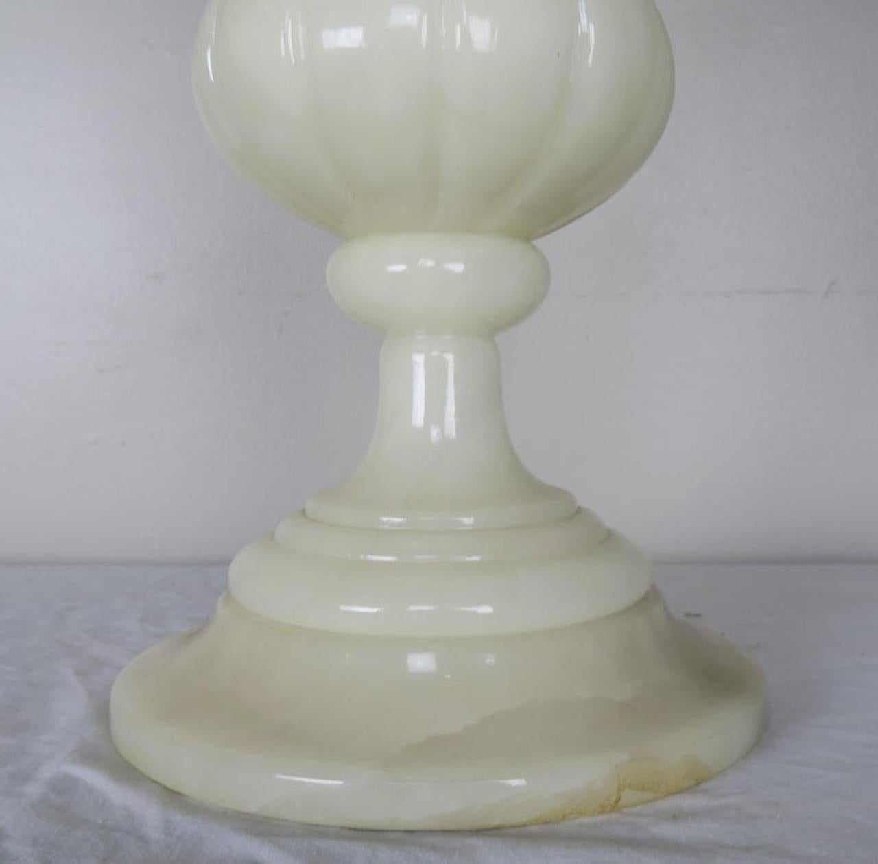 Lampade a forma di urna in alabastro color crema con paralumi in pergamena dipinti a mano, coppia in vendita 2