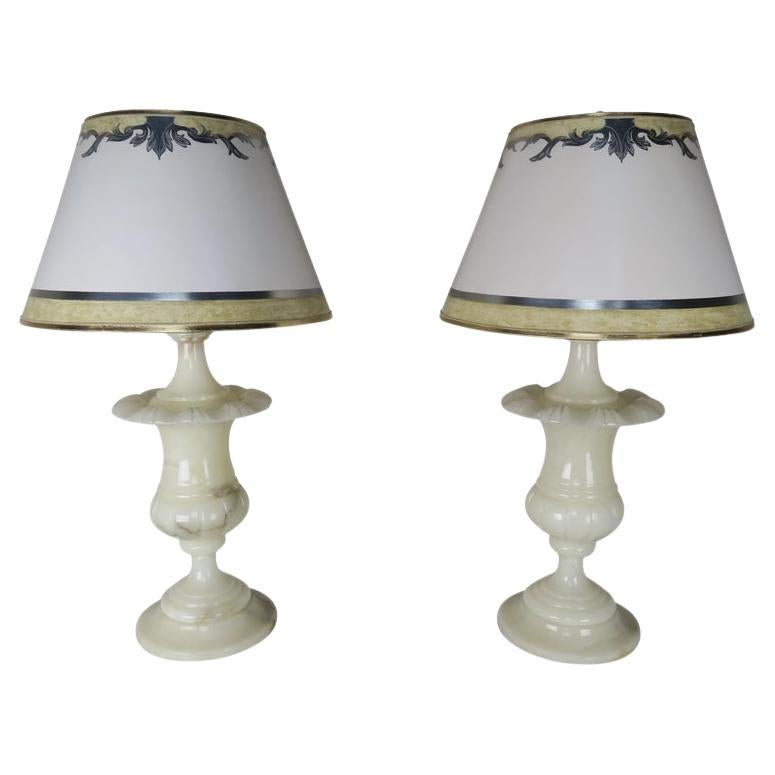 Lampade a forma di urna in alabastro color crema con paralumi in pergamena dipinti a mano, coppia in vendita