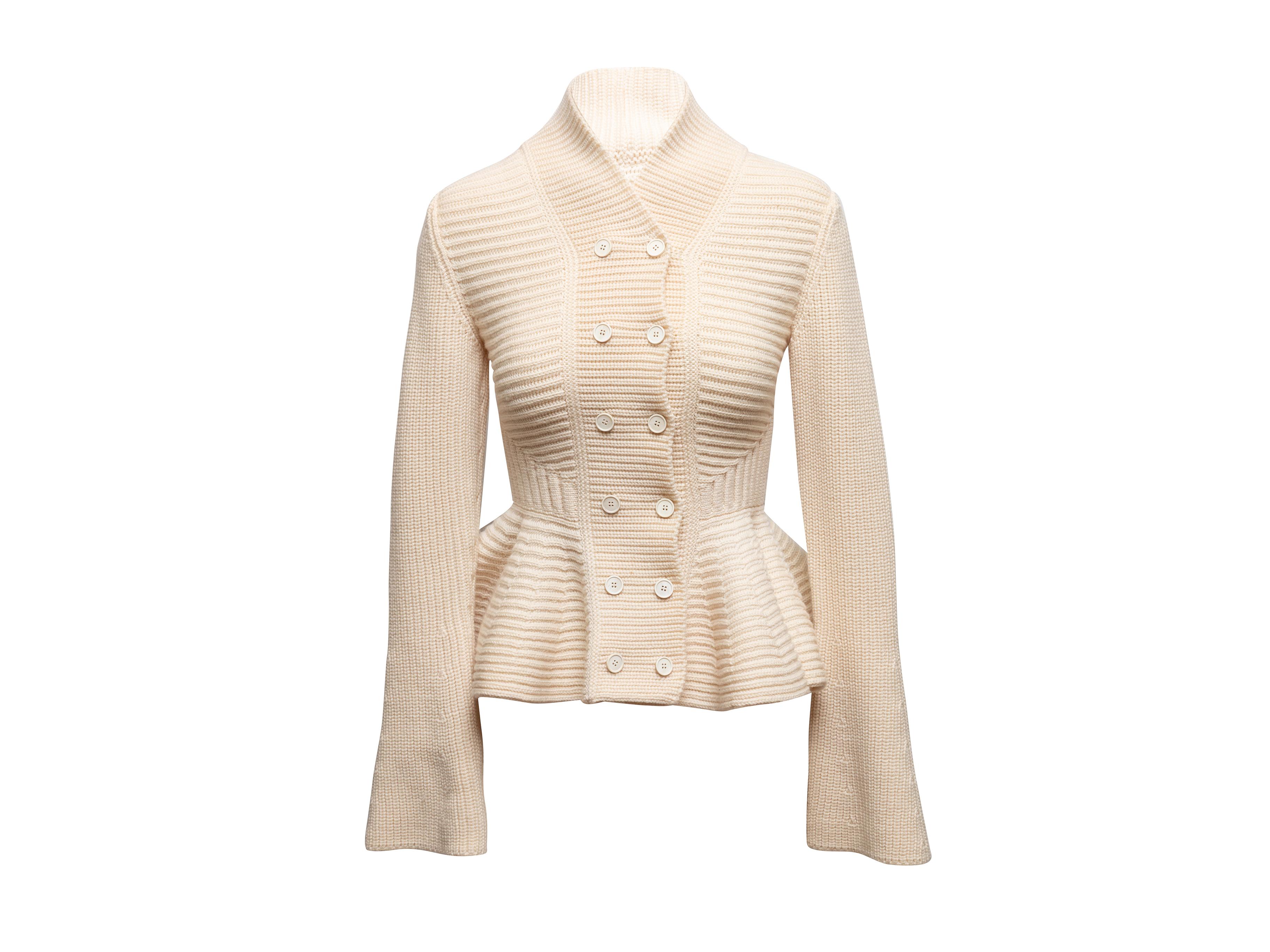 Pull en laine à double boutonnage et péplum en maille crème, Alexander McQueen. Fermeture par boutons sur le devant. Poitrine de 31