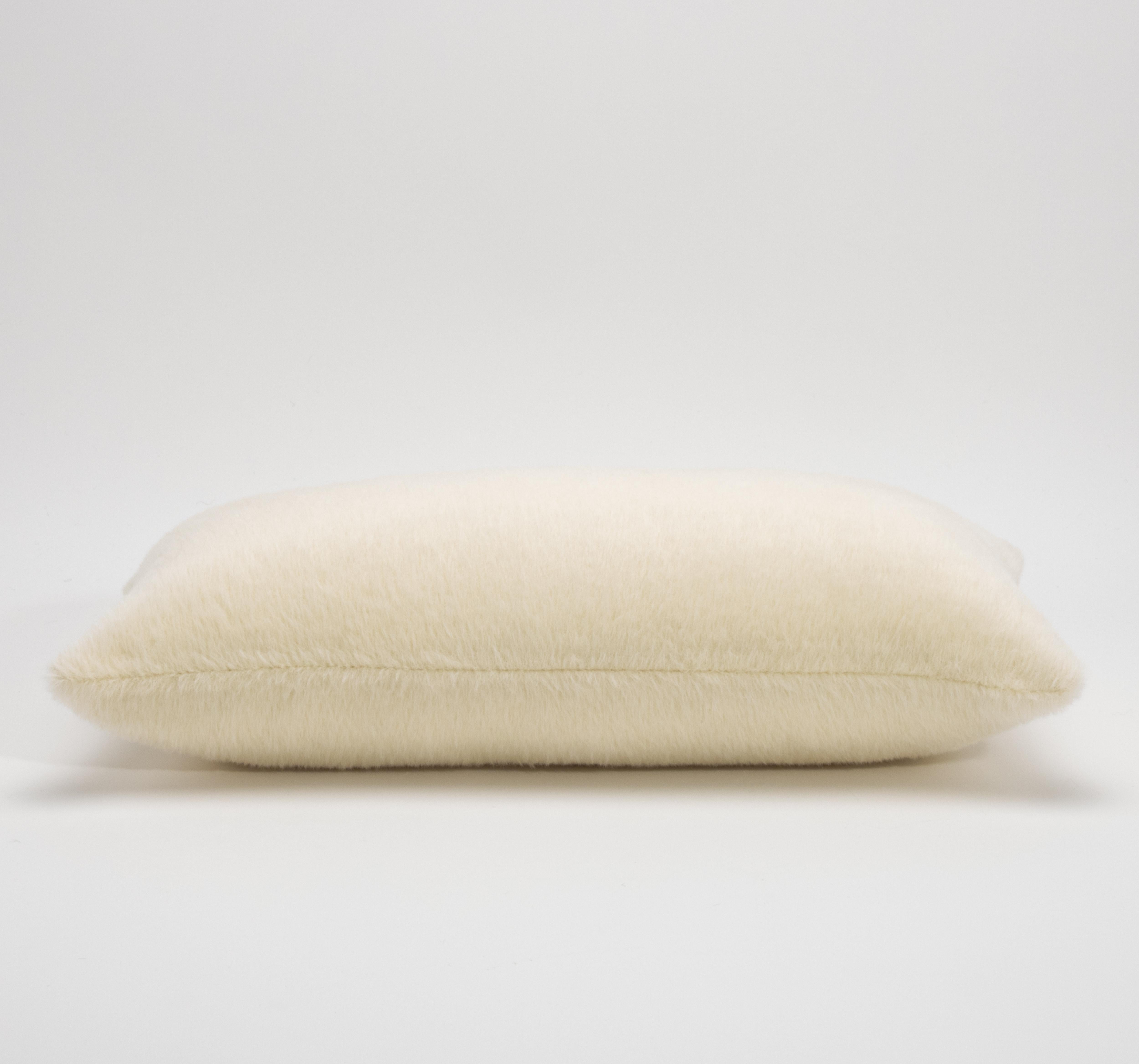 Aggiungi un tocco di accogliente eleganza al tuo spazio con questo elegante cuscino a forma di rene, realizzato in un tessuto di alpaca lussuosamente morbido. La silhouette allungata offre comfort e raffinatezza, rendendola perfetta per divani,