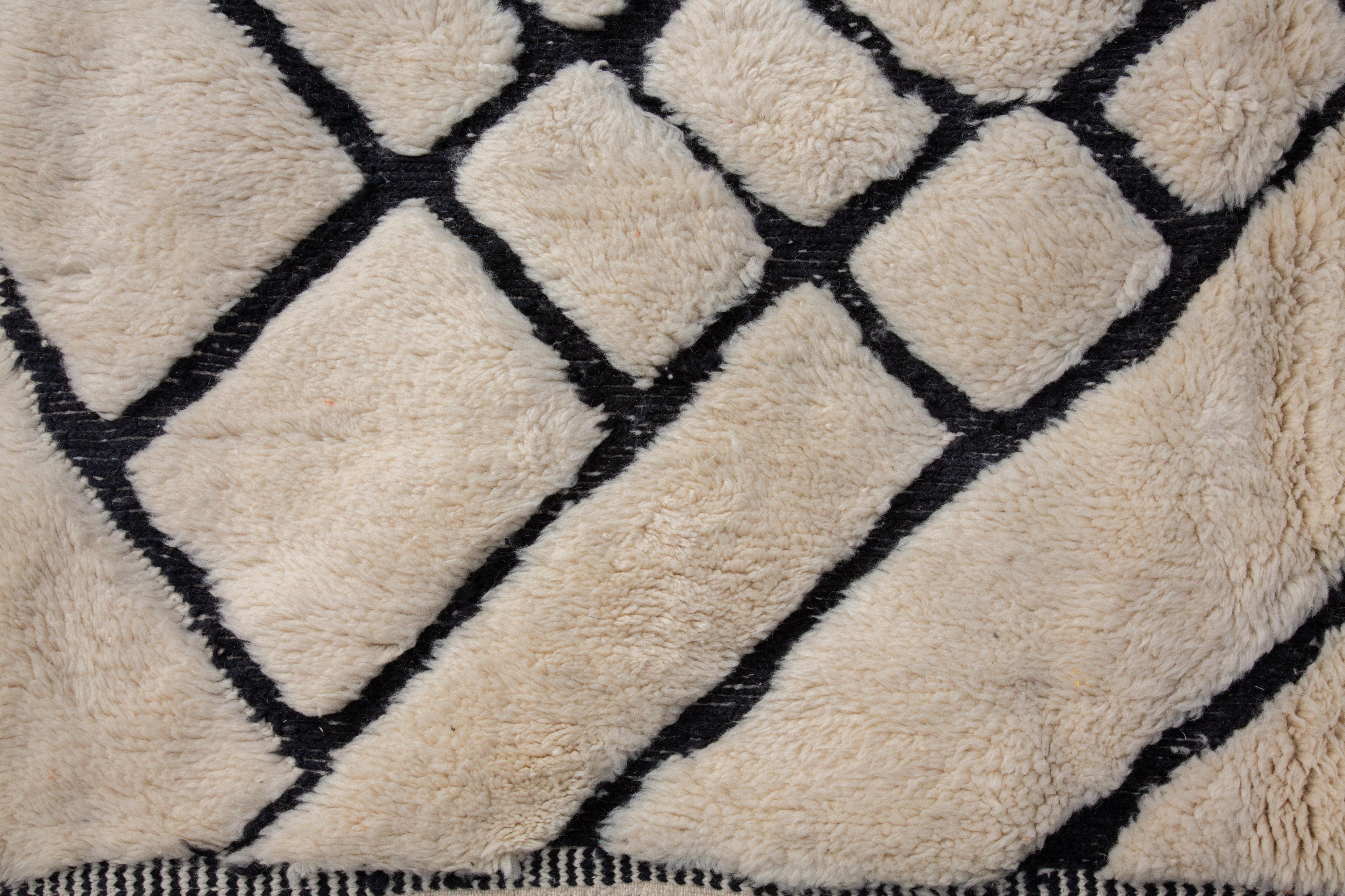 Abstrakter marokkanischer Teppich in Creme und Schwarz, 119