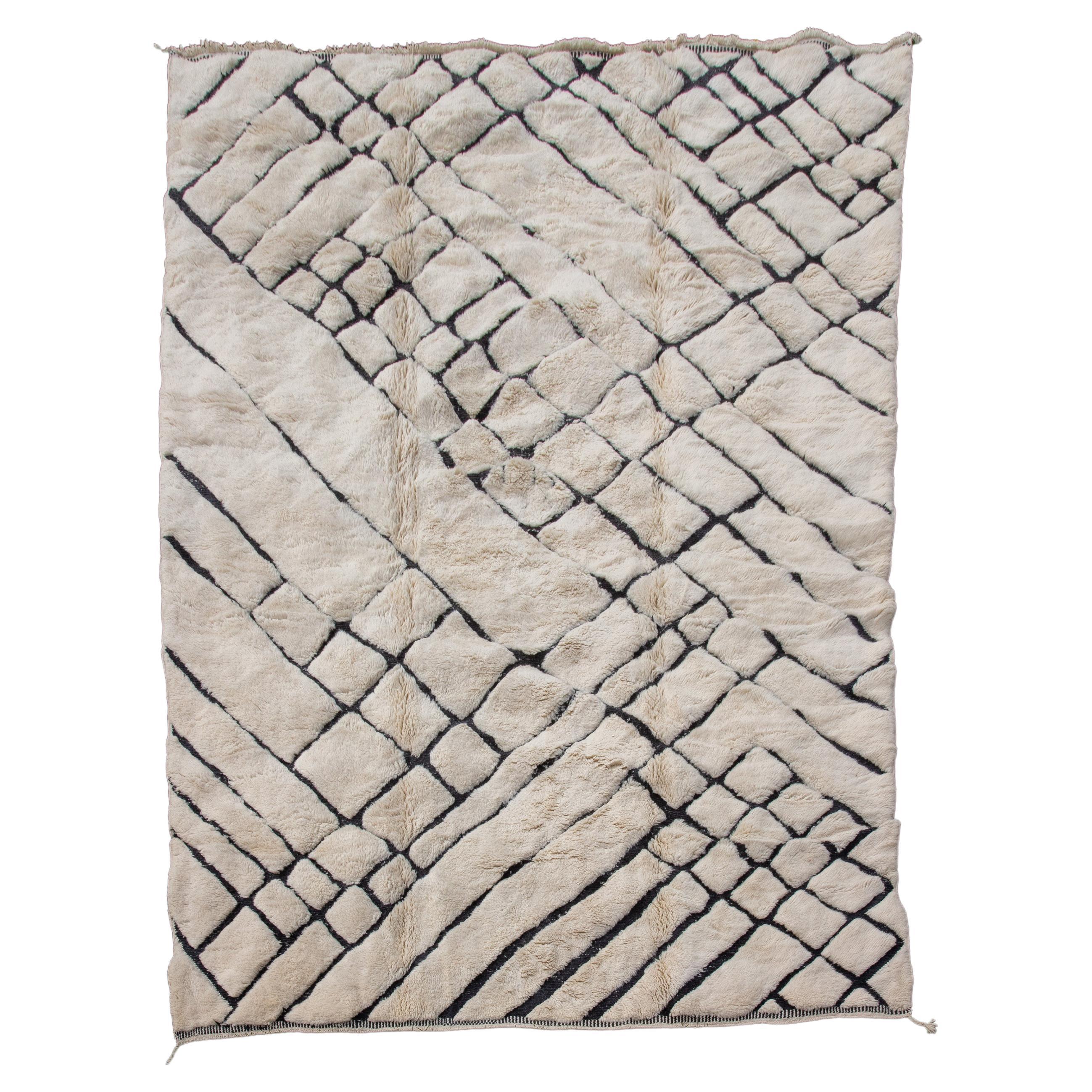 Abstrakter marokkanischer Teppich in Creme und Schwarz, 119" x 154" im Angebot