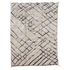 Abstrakter marokkanischer Teppich in Creme und Schwarz, 119" x 154"