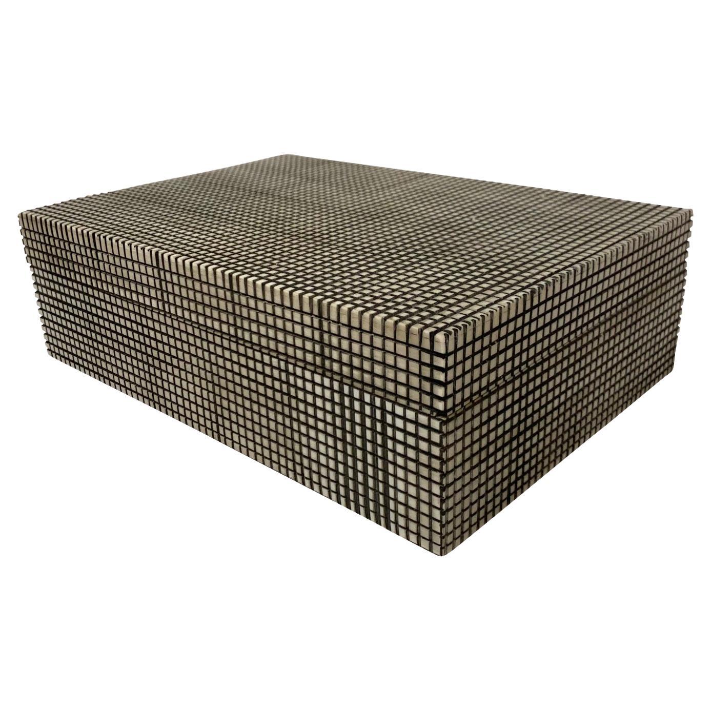 Mini scatola per ossa con coperchio a scacchiera color crema e nero, India, contemporaneo