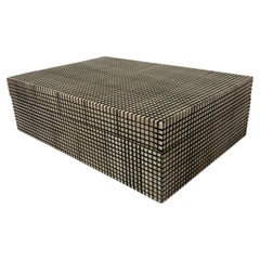 Mini caja de hueso con tapa en damero crema y negro, India, Contemporáneo