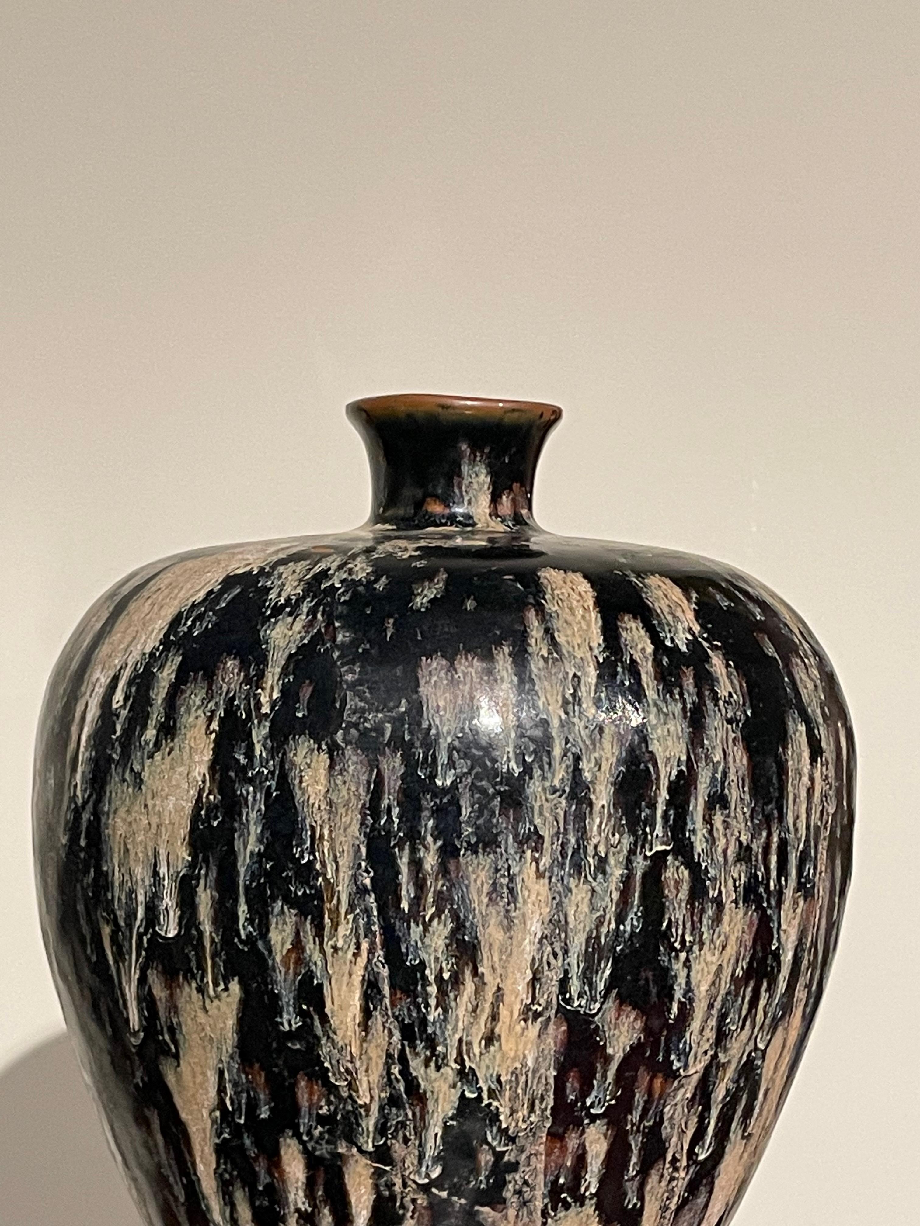 Contemporary Chinese black and cream splatter designed glaze vase.
Tall hour glass shape.
Two available and sold individually.
Shorter style also available ( S6312 )

