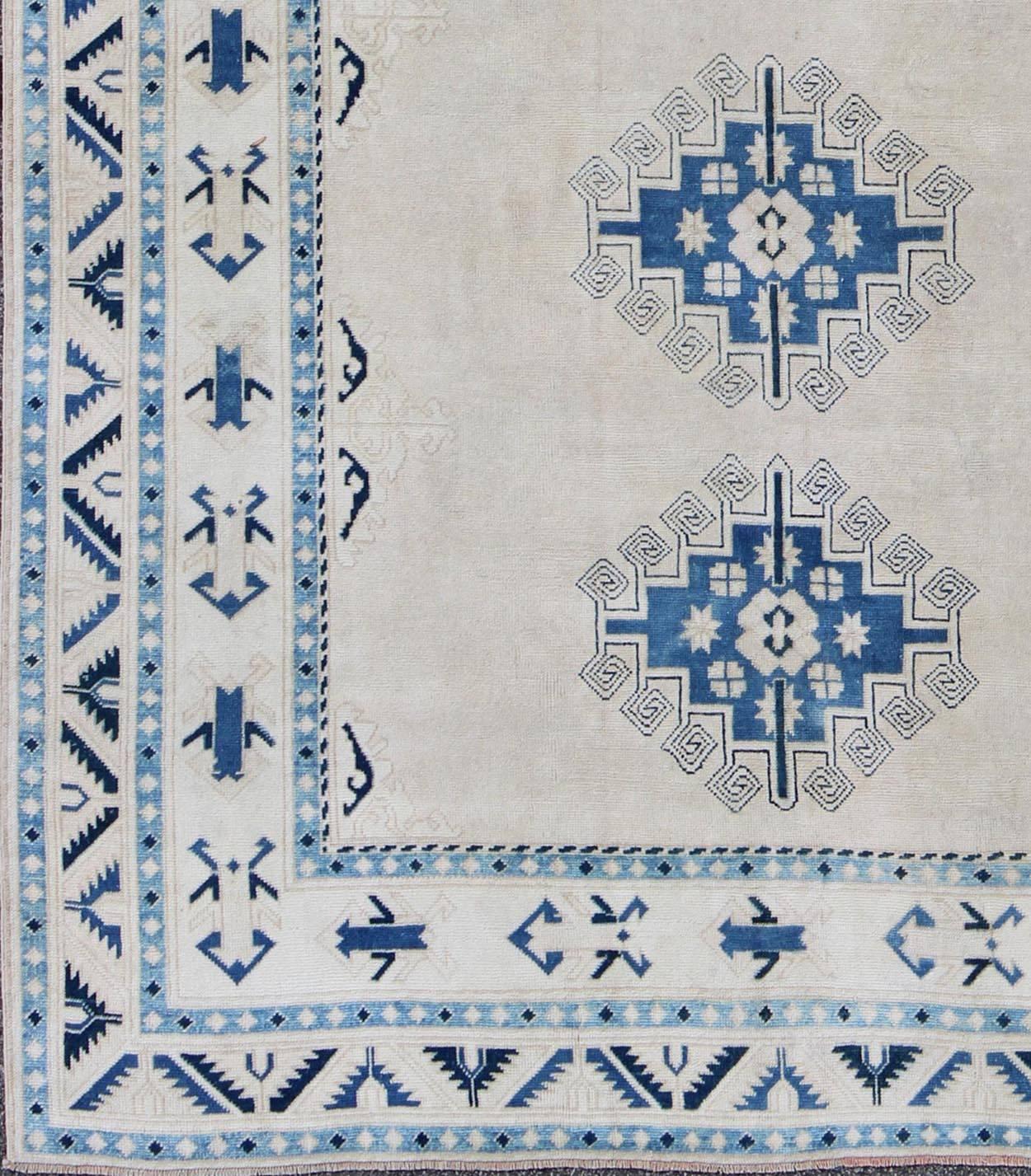 Turkish vintage Oushak rug with four Medallion geometric design in blue and cream, rug en-165347, country of origin / type: Turkey / Oushak, circa 1940

This striking vintage Turkish Oushak rug bears an cream-ish background that is highlighted by a