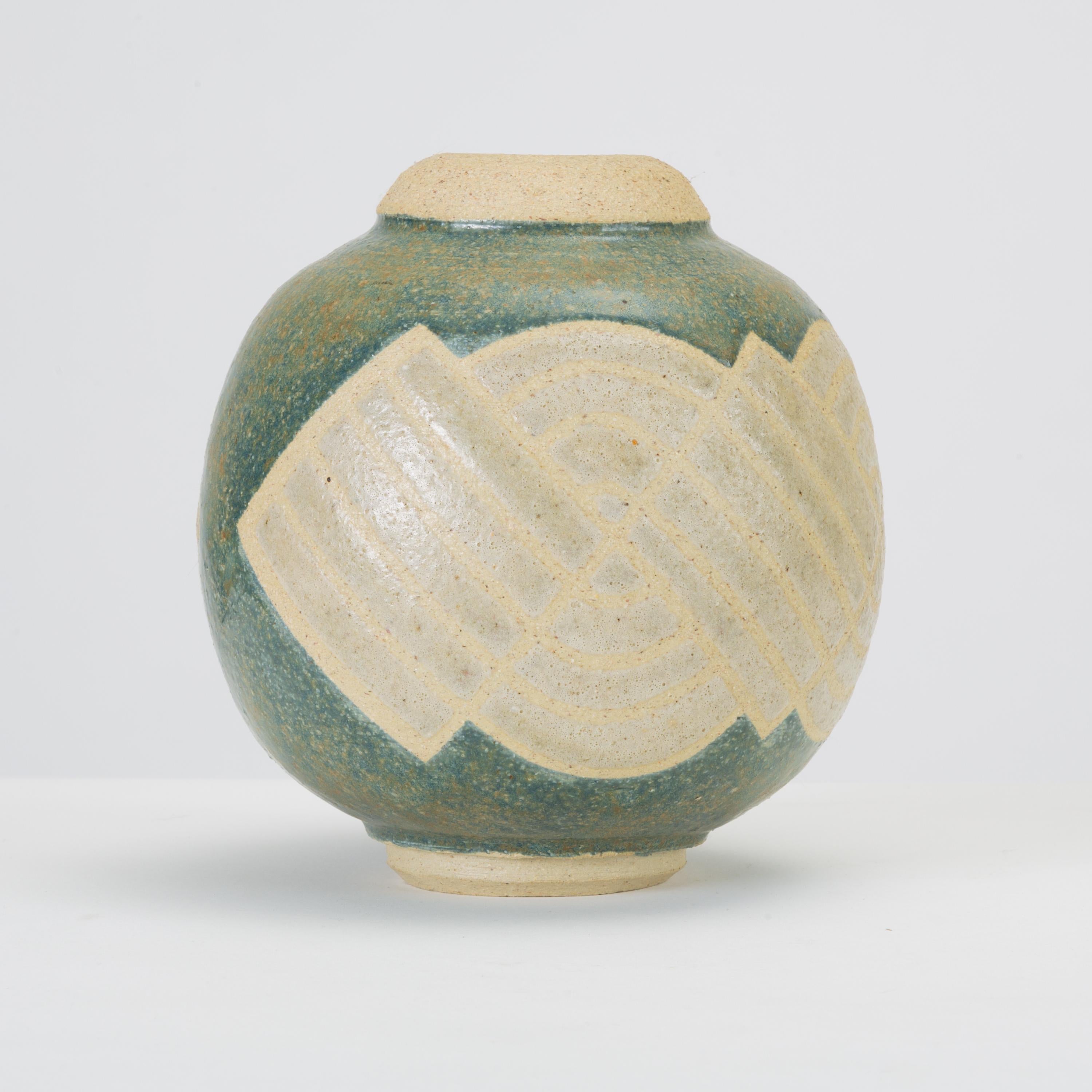 Cream and Blue Vase with Sgraffito Knot Pattern (Moderne der Mitte des Jahrhunderts)