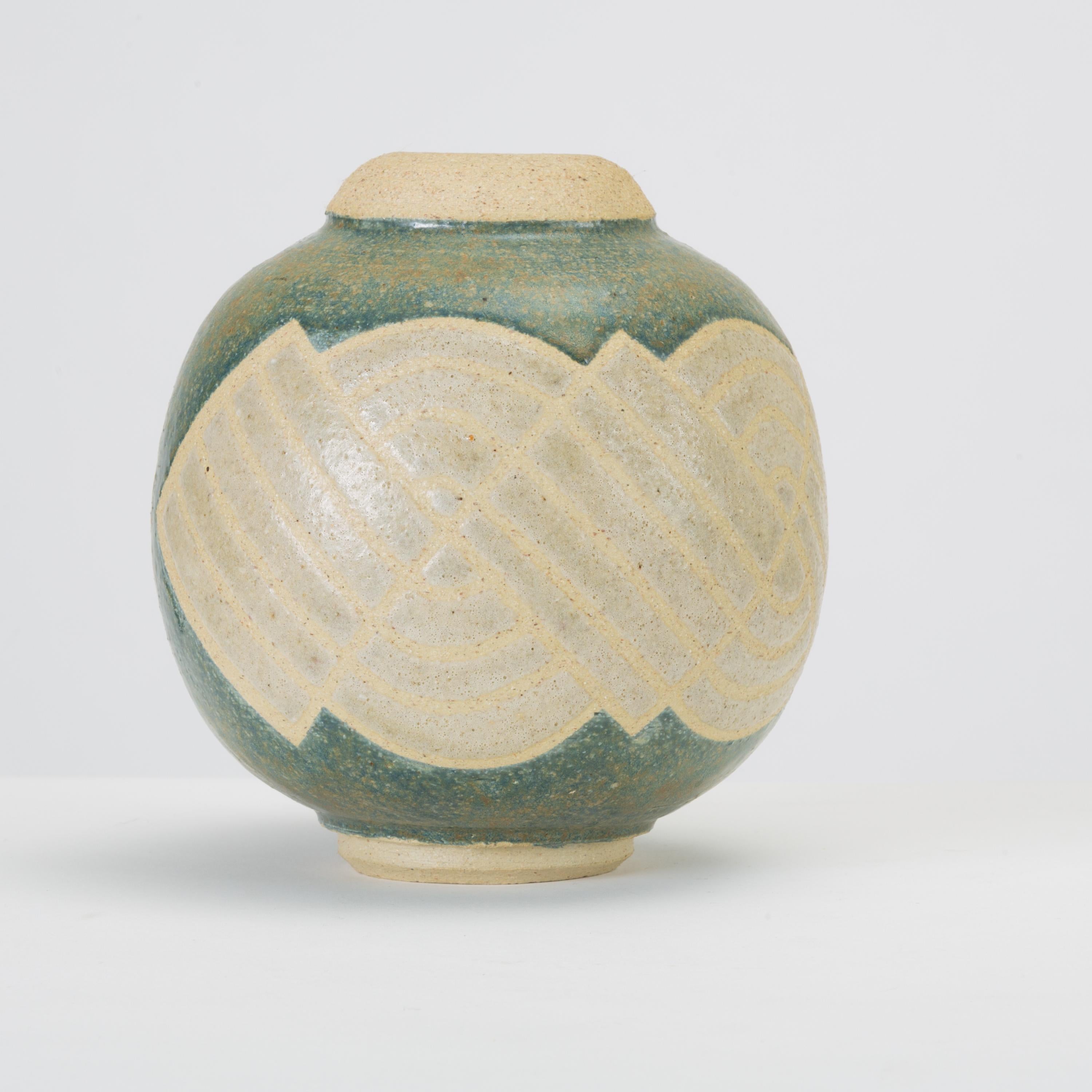 Cream and Blue Vase with Sgraffito Knot Pattern (Glasiert)