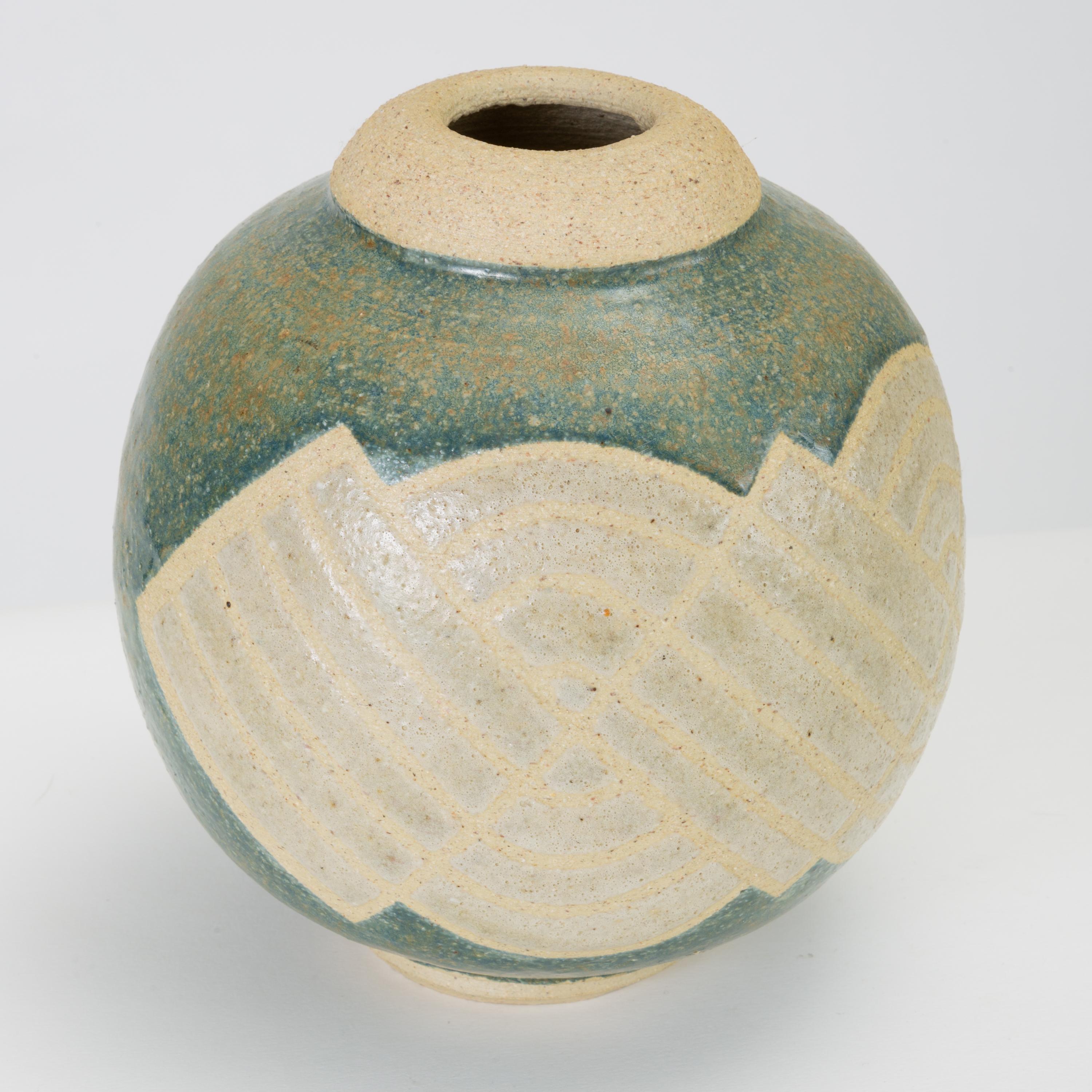 Cream and Blue Vase with Sgraffito Knot Pattern (Keramik)