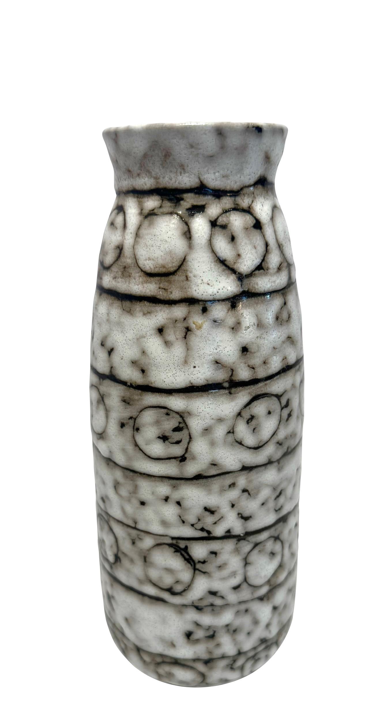 Vaso in ceramica marrone e crema ungherese degli anni '40 con disegni a cerchio.
Smalto interno cobalto.
Fa parte di una grande collezione.