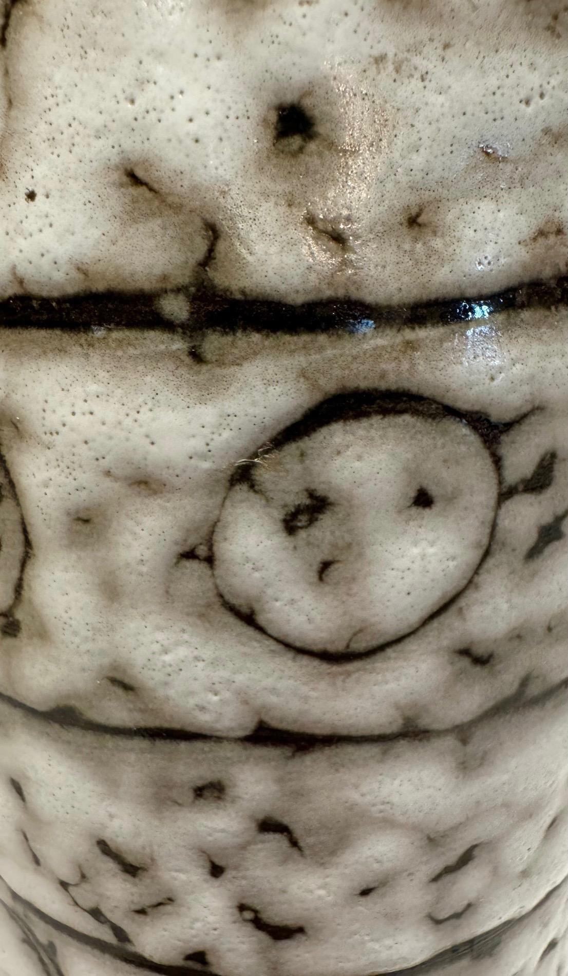 Vaso in ceramica con disegno a cerchio color crema e marrone, Ungheria, anni '40 In condizioni buone in vendita a New York, NY