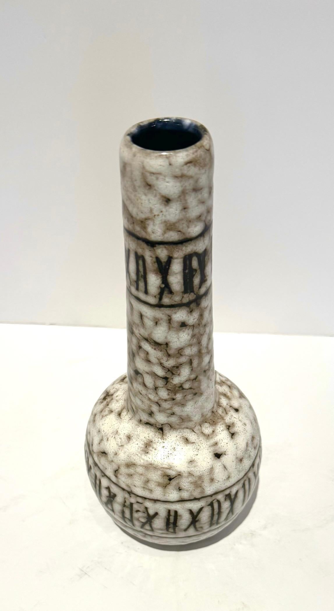 Vaso in ceramica con smalto marrone e crema dell'Ungheria degli anni '40.
Collo sottile a imbuto con design a X alla base e in cima. 
Fa parte di una grande collezione.