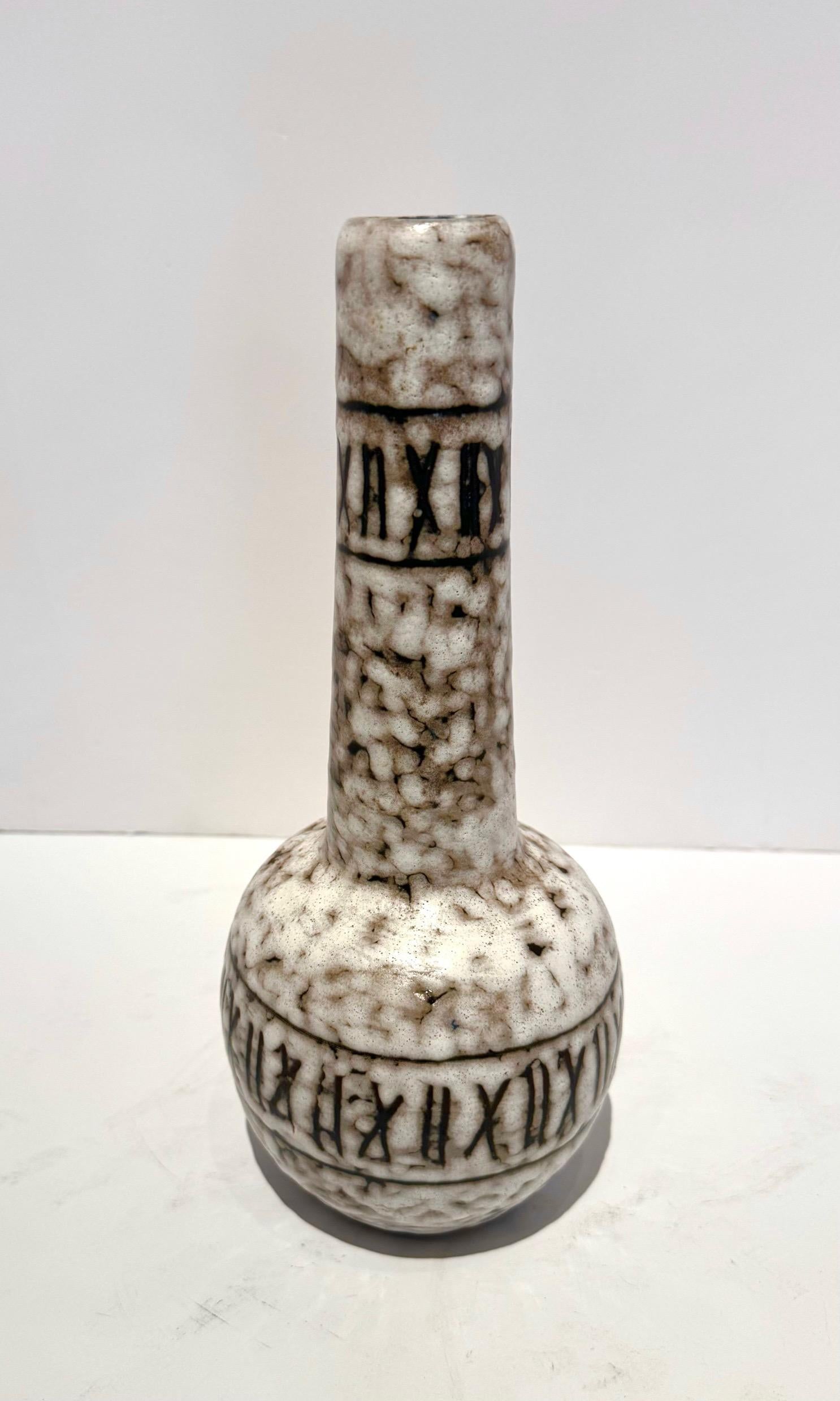 Ungherese Vaso a collo d'imbuto sottile con smalto crema e marrone, design a X, Ungheria, anni '40 in vendita