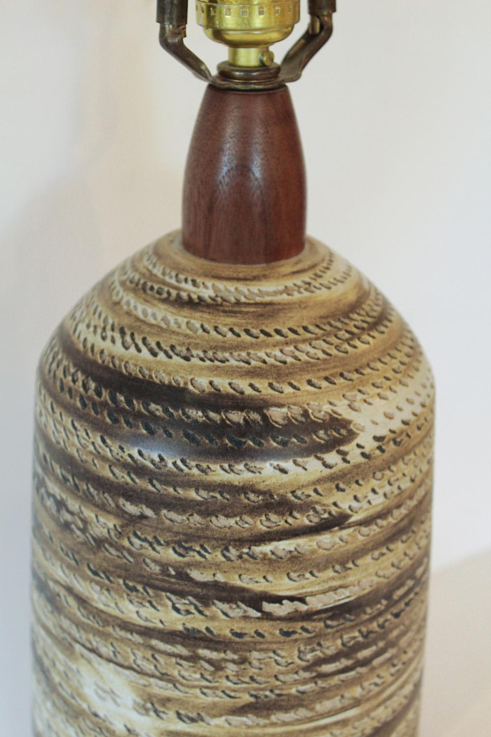 Cream and Brown Midcentury Art Pottery Lamp by Jane & Gordon Martz In Good Condition In North Miami, FL