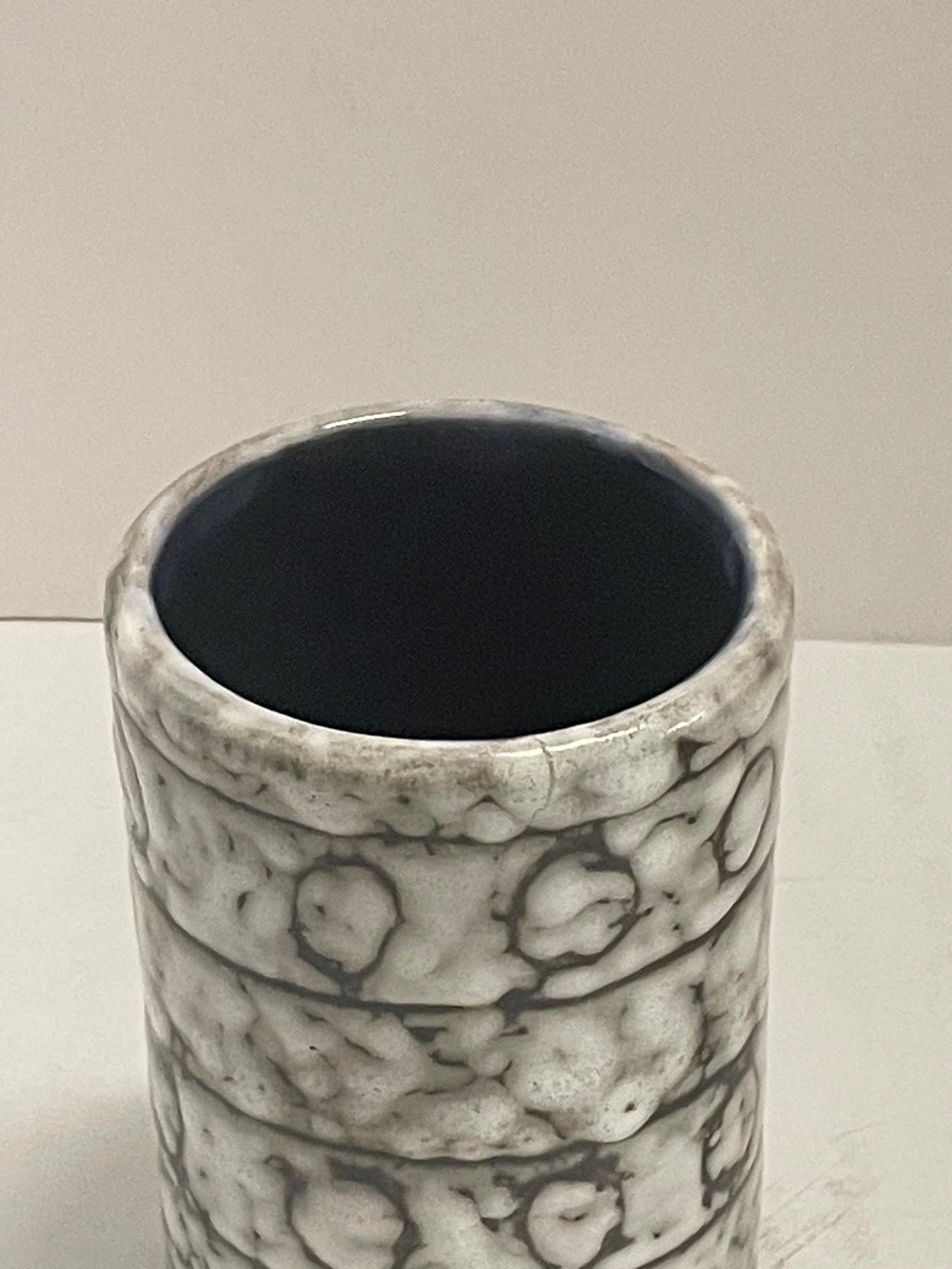Hongrois Vase en céramique en forme de tube, crème et Brown, Hongrie, années 1940 en vente
