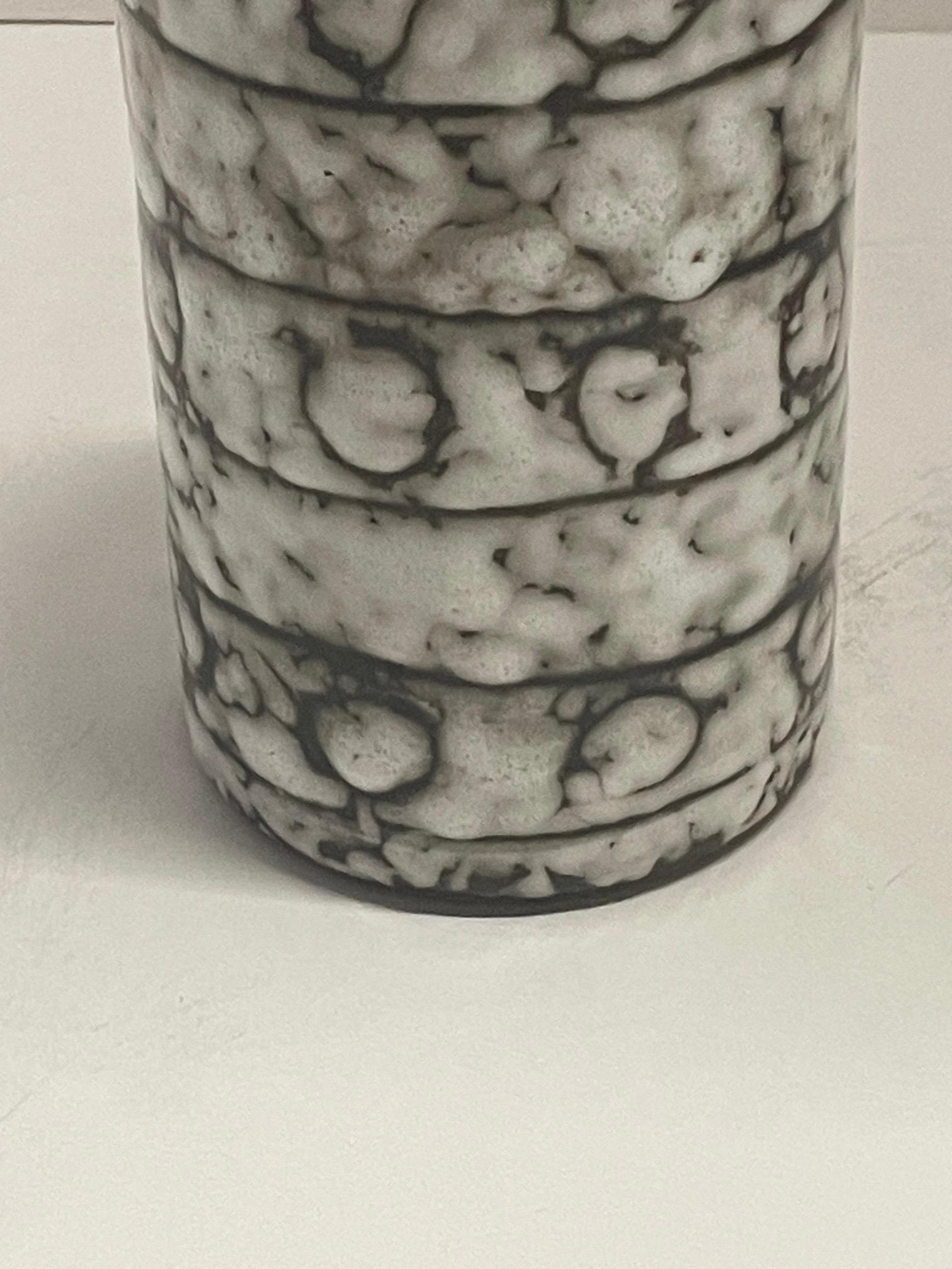 Vase en céramique en forme de tube, crème et Brown, Hongrie, années 1940 Bon état - En vente à New York, NY