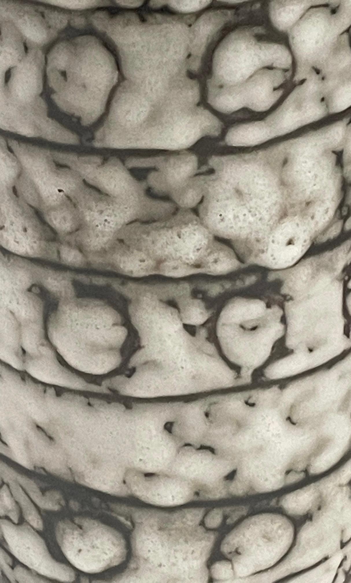 Milieu du XXe siècle Vase en céramique en forme de tube, crème et Brown, Hongrie, années 1940 en vente