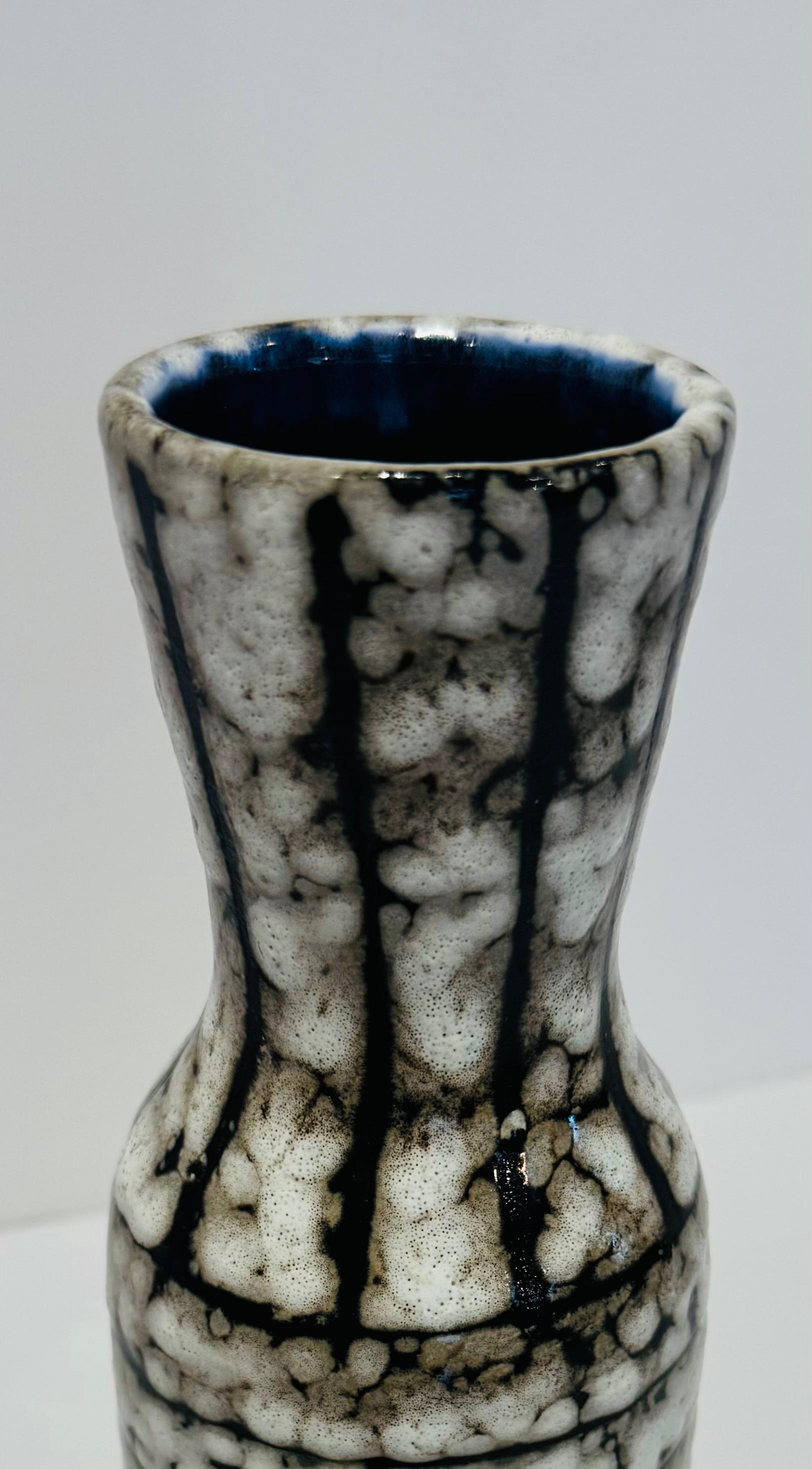Hongrois Vase en céramique avec détails verticaux, crème et Brown, Hongrie, années 1940 en vente