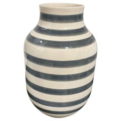 Horizont gestreifte Vase in Creme und Holzkohle, Dänemark, Mitte des Jahrhunderts
